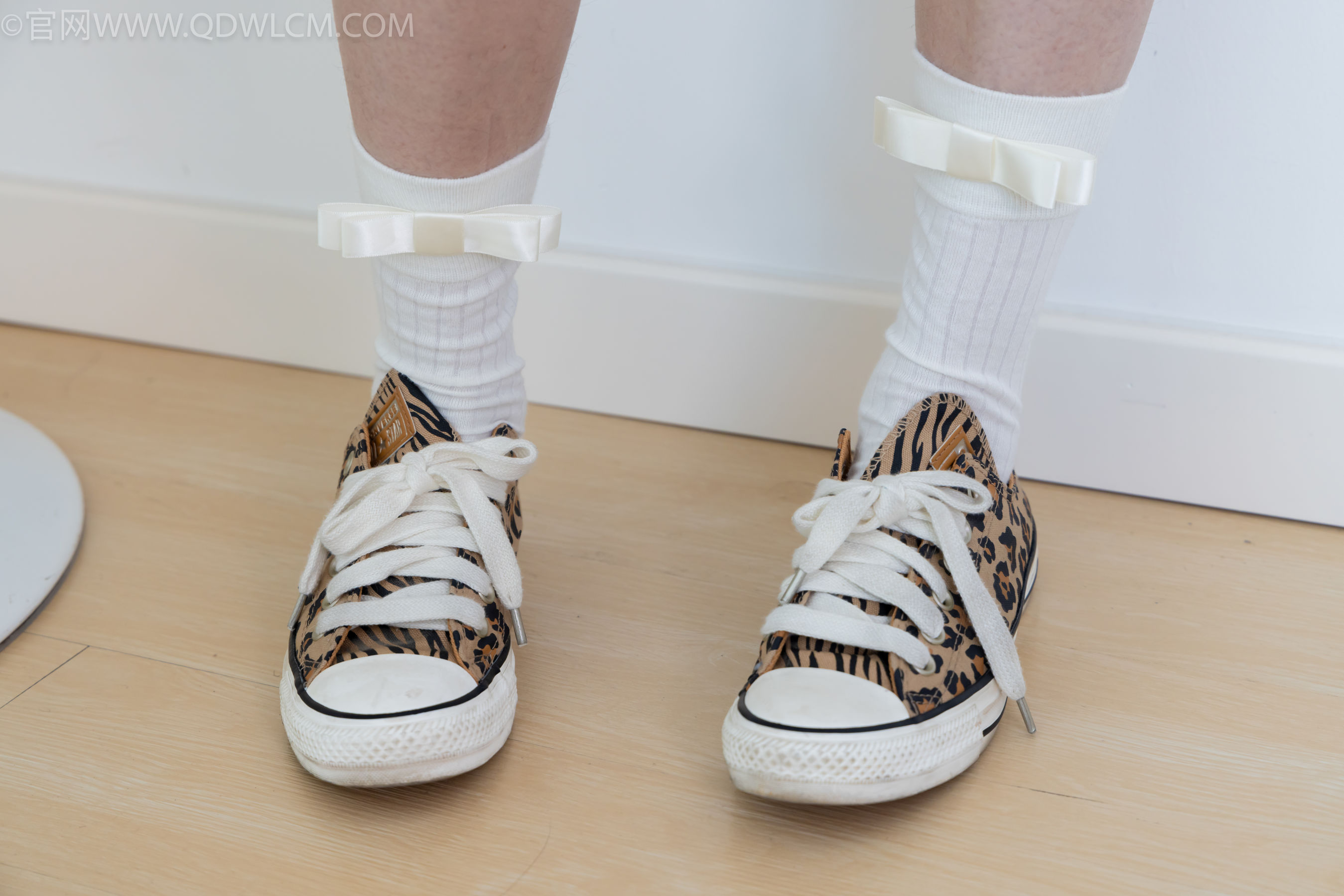 物恋传媒 No.2319 小左 - 帆布鞋、白棉袜、裸足/(155P)