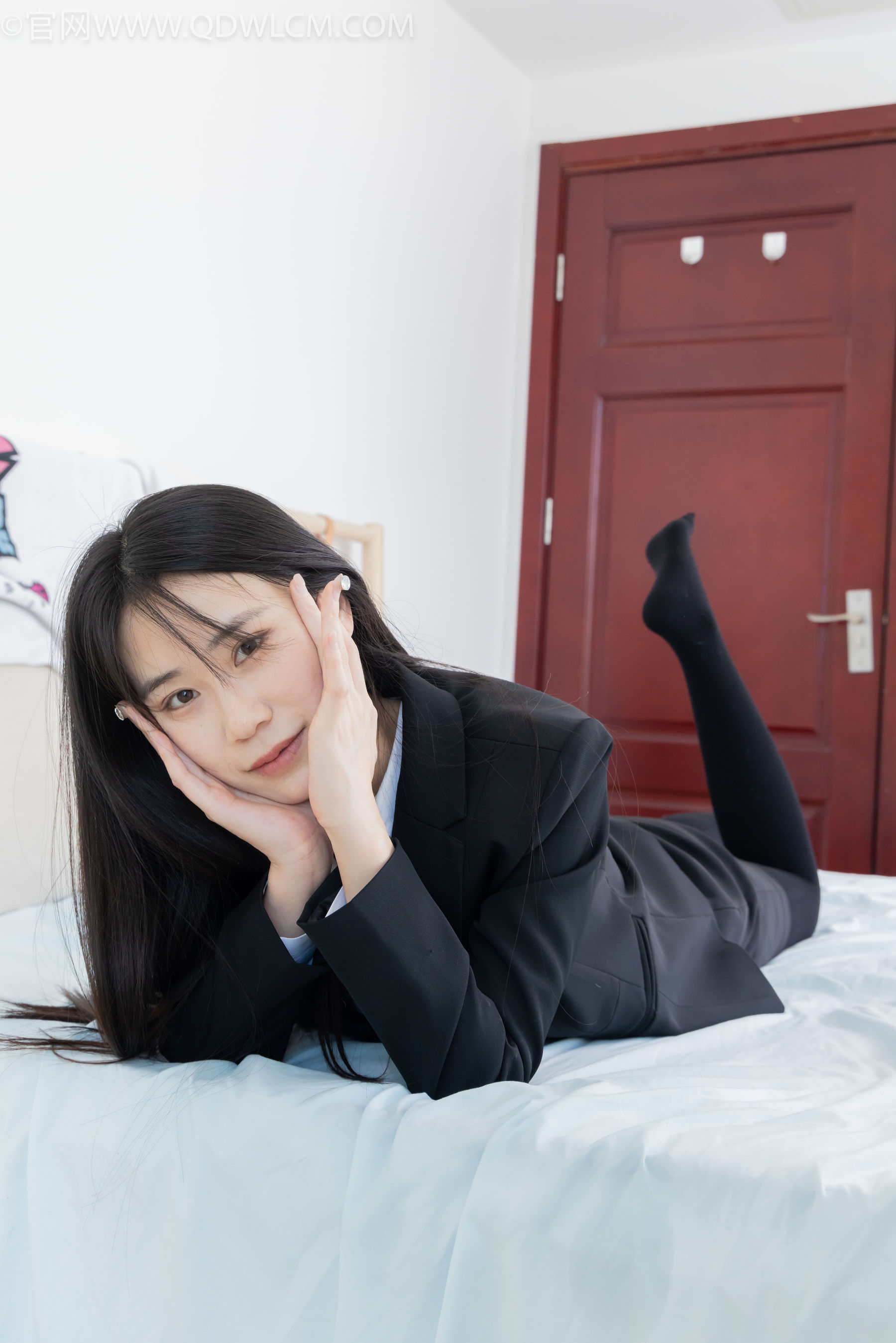 物恋传媒 No.2318 菜菜 - OL制服、高跟鞋、三双厚黑丝叠穿、袜腰展示/(177P)