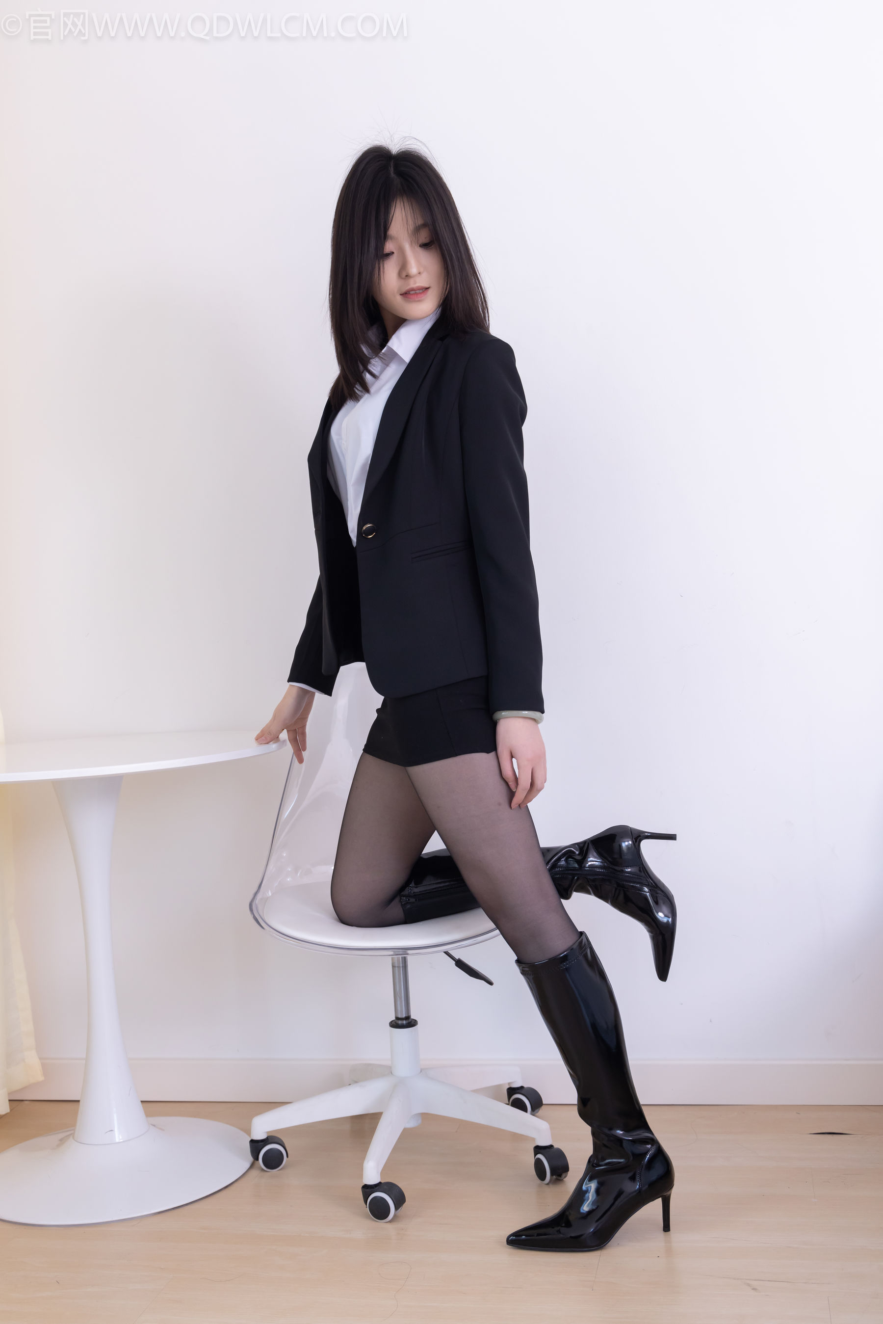 物恋传媒 No.2306 青柠 - 高跟长靴、薄黑丝、ol制服/(260P)