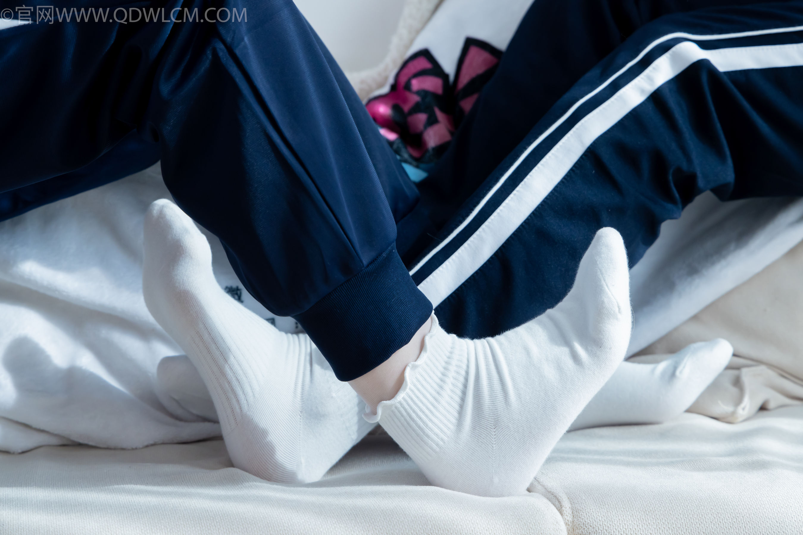 物恋传媒 No.2322 闪闪&青柠 - 帆布鞋、白棉袜、青柠薄肉丝、闪闪薄白丝/(168P)