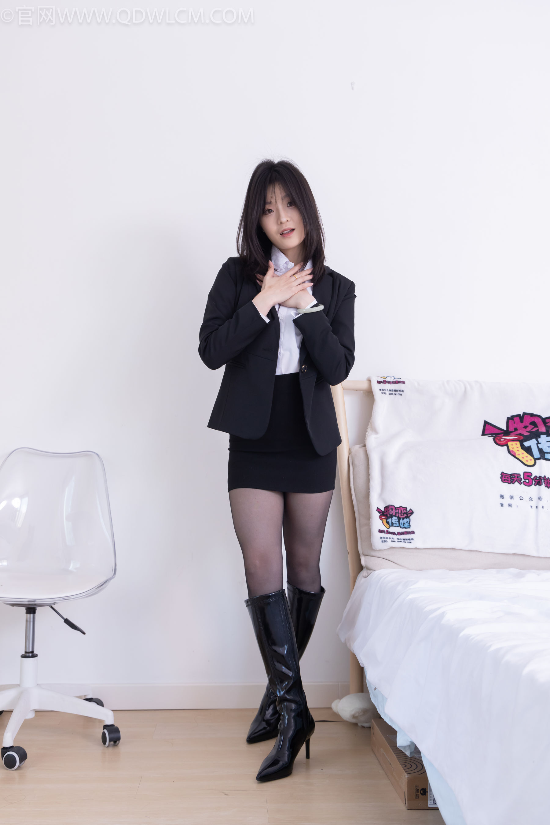 物恋传媒 No.2306 青柠 - 高跟长靴、薄黑丝、ol制服/(260P)