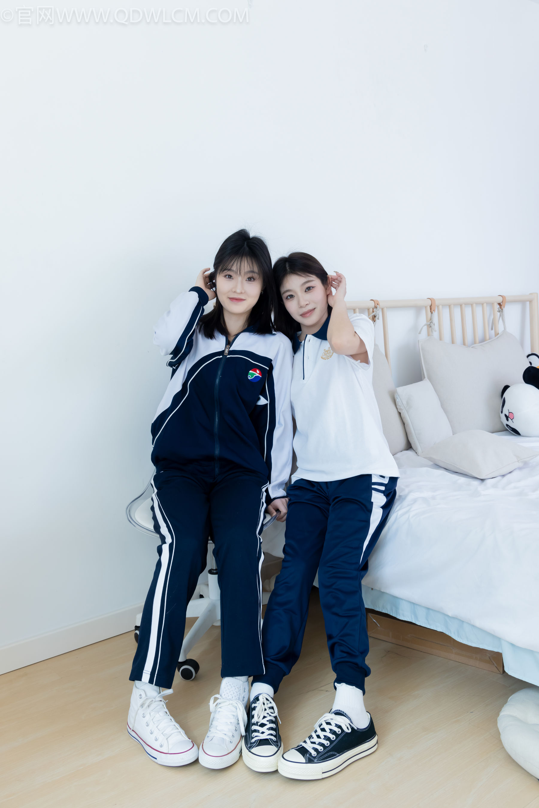 物恋传媒 No.2322 闪闪&青柠 - 帆布鞋、白棉袜、青柠薄肉丝、闪闪薄白丝/(168P)