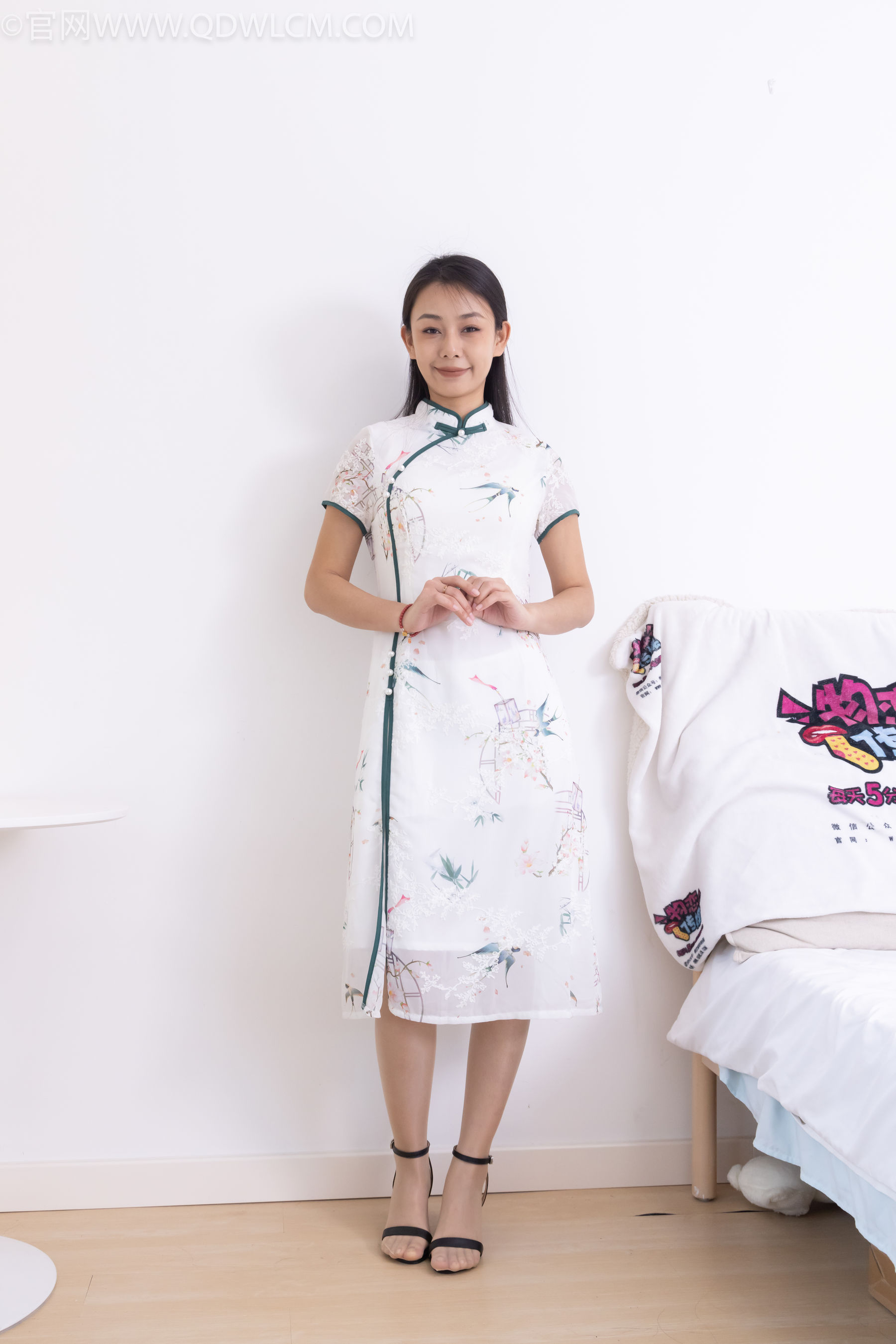 物恋传媒 No.2321 岚岚 - 高跟凉鞋、薄肉丝、抹婴儿油以及踩香蕉剧情/(160P)