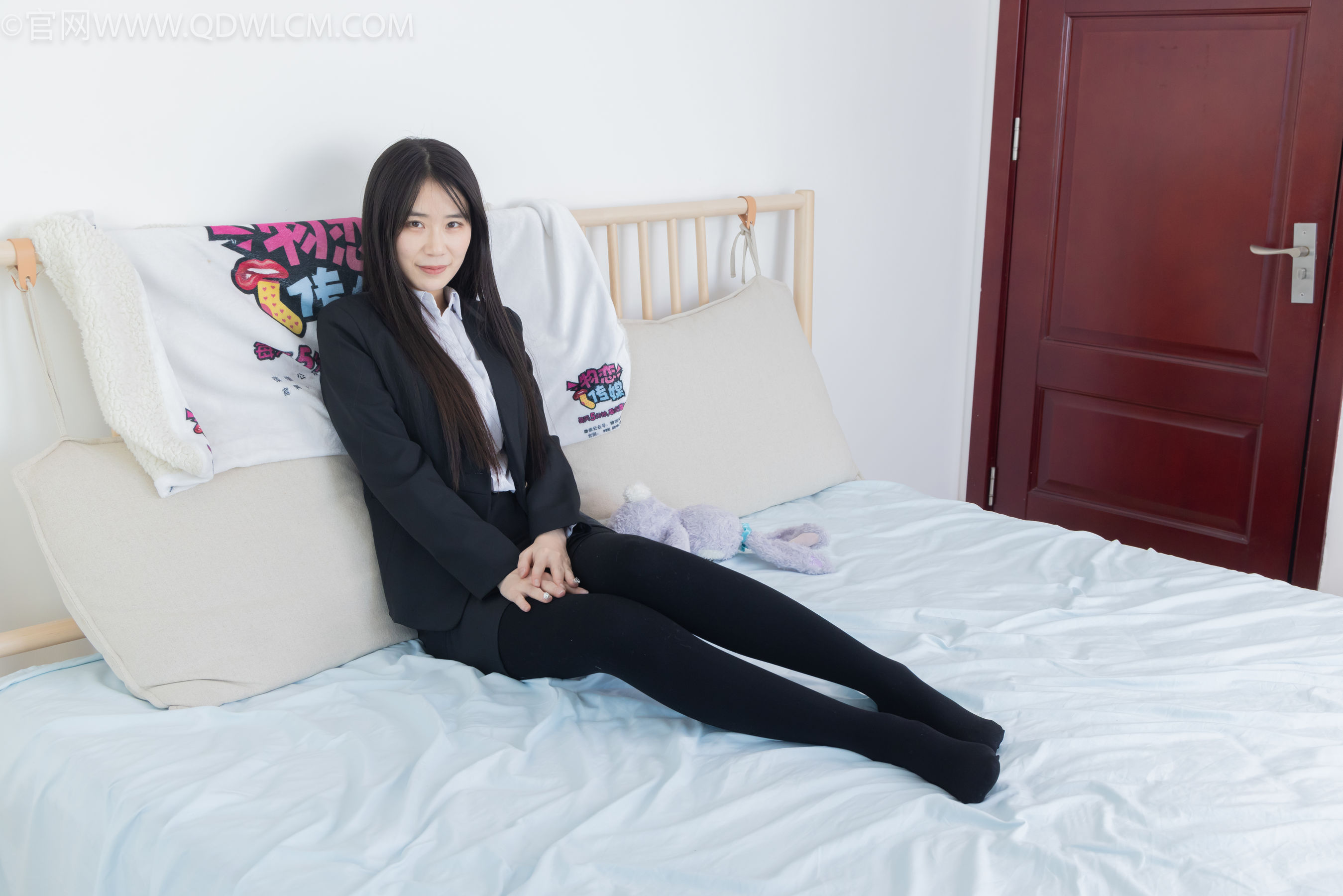 物恋传媒 No.2318 菜菜 - OL制服、高跟鞋、三双厚黑丝叠穿、袜腰展示/(177P)