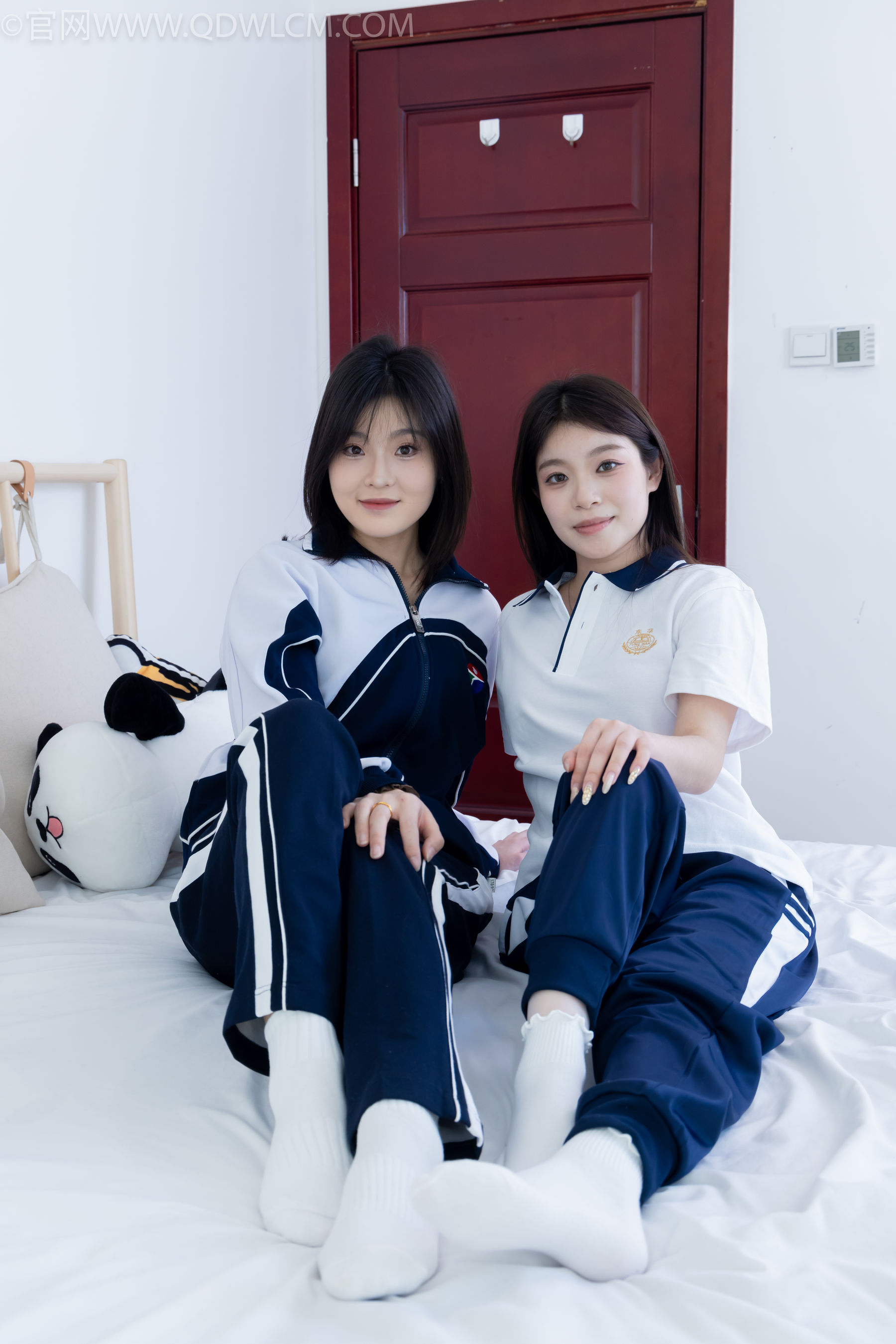 物恋传媒 No.2322 闪闪&青柠 - 帆布鞋、白棉袜、青柠薄肉丝、闪闪薄白丝/(168P)