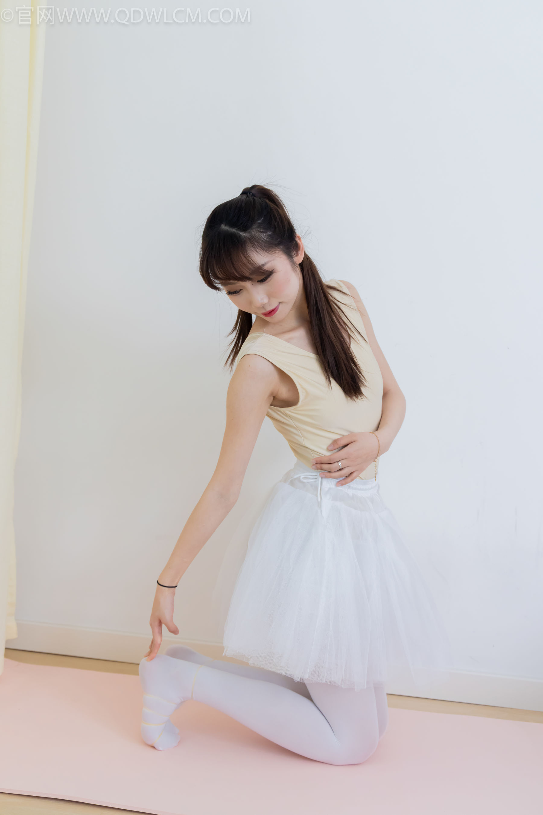 物恋传媒 No.2307 泡泡 - 芭蕾鞋、厚白丝、芭蕾动作、皮筋绑脚剧情/(166P)