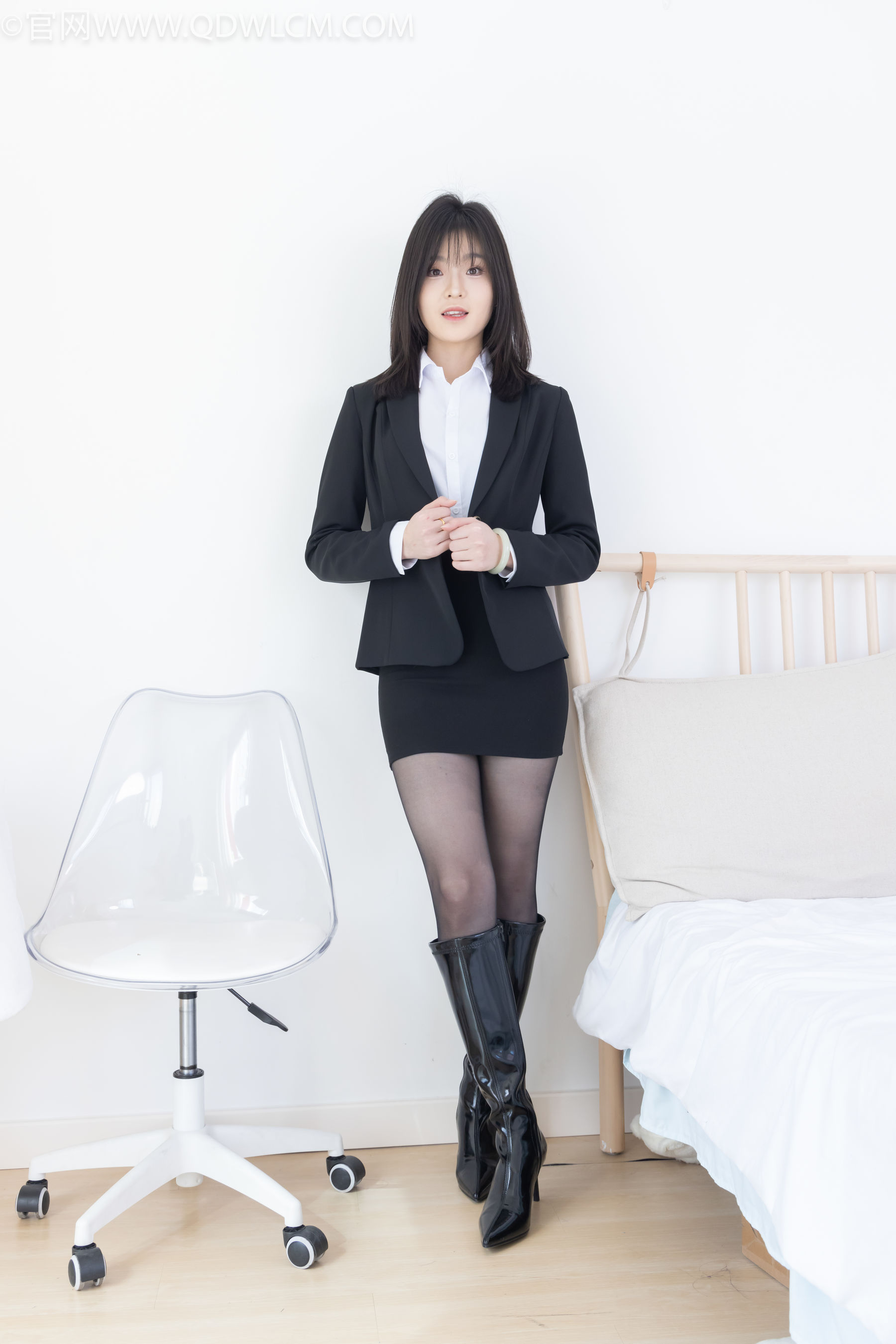 物恋传媒 No.2306 青柠 - 高跟长靴、薄黑丝、ol制服/(260P)