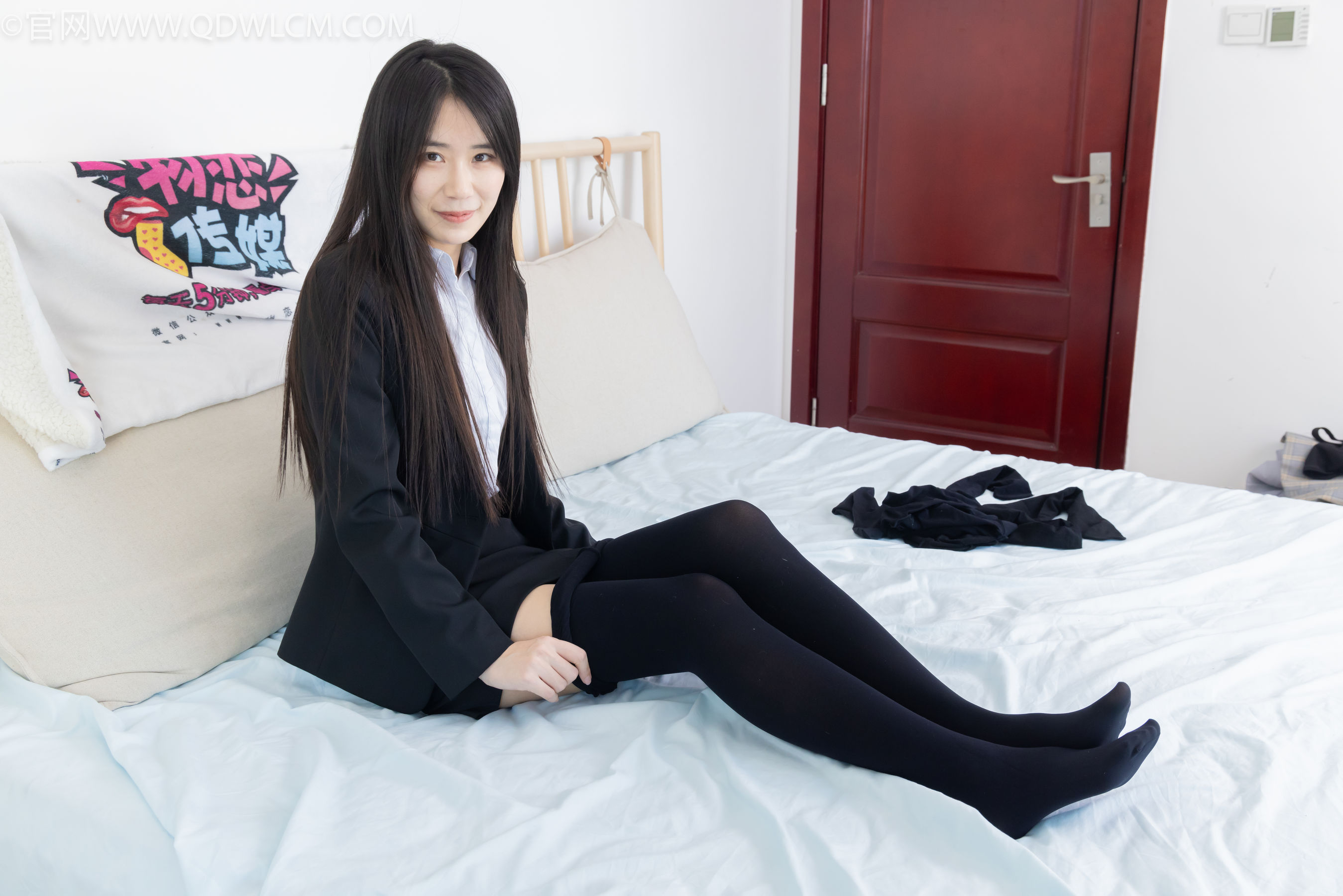 物恋传媒 No.2318 菜菜 - OL制服、高跟鞋、三双厚黑丝叠穿、袜腰展示/(177P)