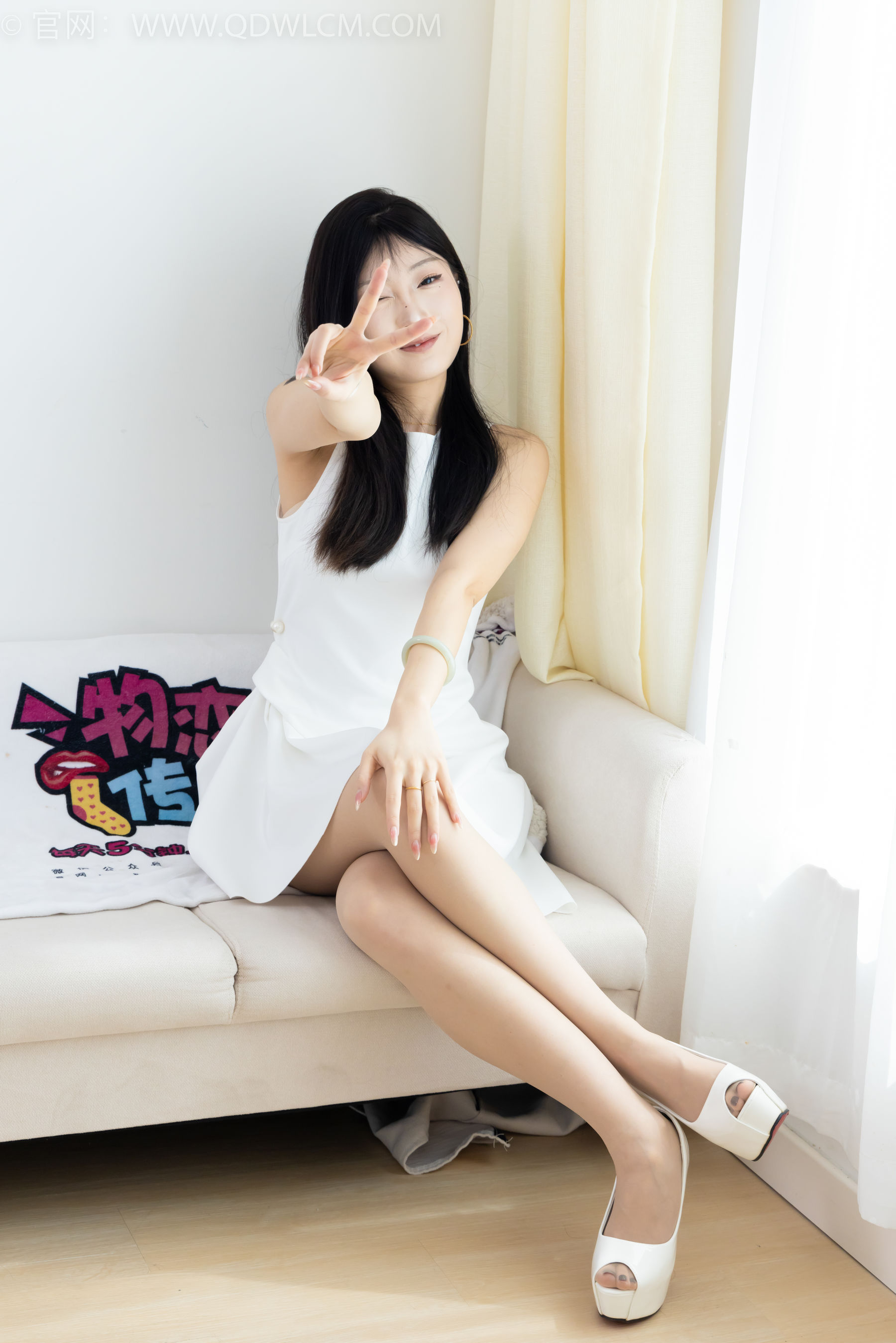 物恋传媒 No.2311 嘟嘟 - 高跟鞋、薄肉丝、气垫梳老头乐挠脚剧情/(170P)