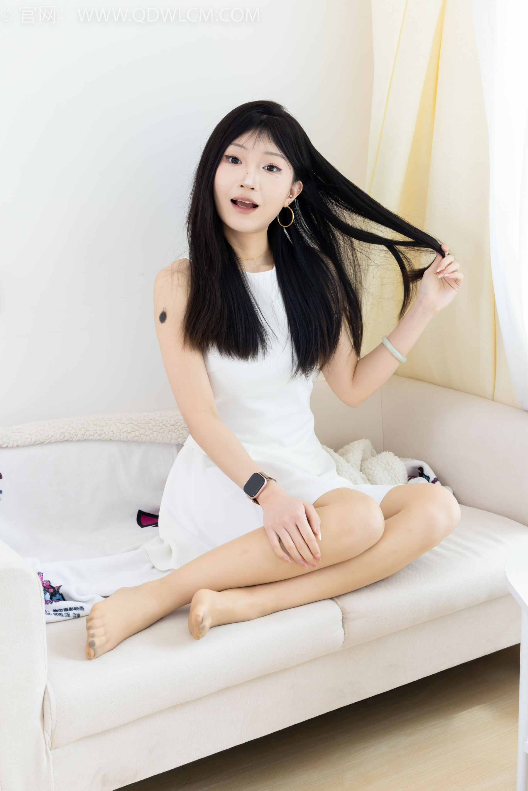 物恋传媒 No.2311 嘟嘟 - 高跟鞋、薄肉丝、气垫梳老头乐挠脚剧情/(170P)