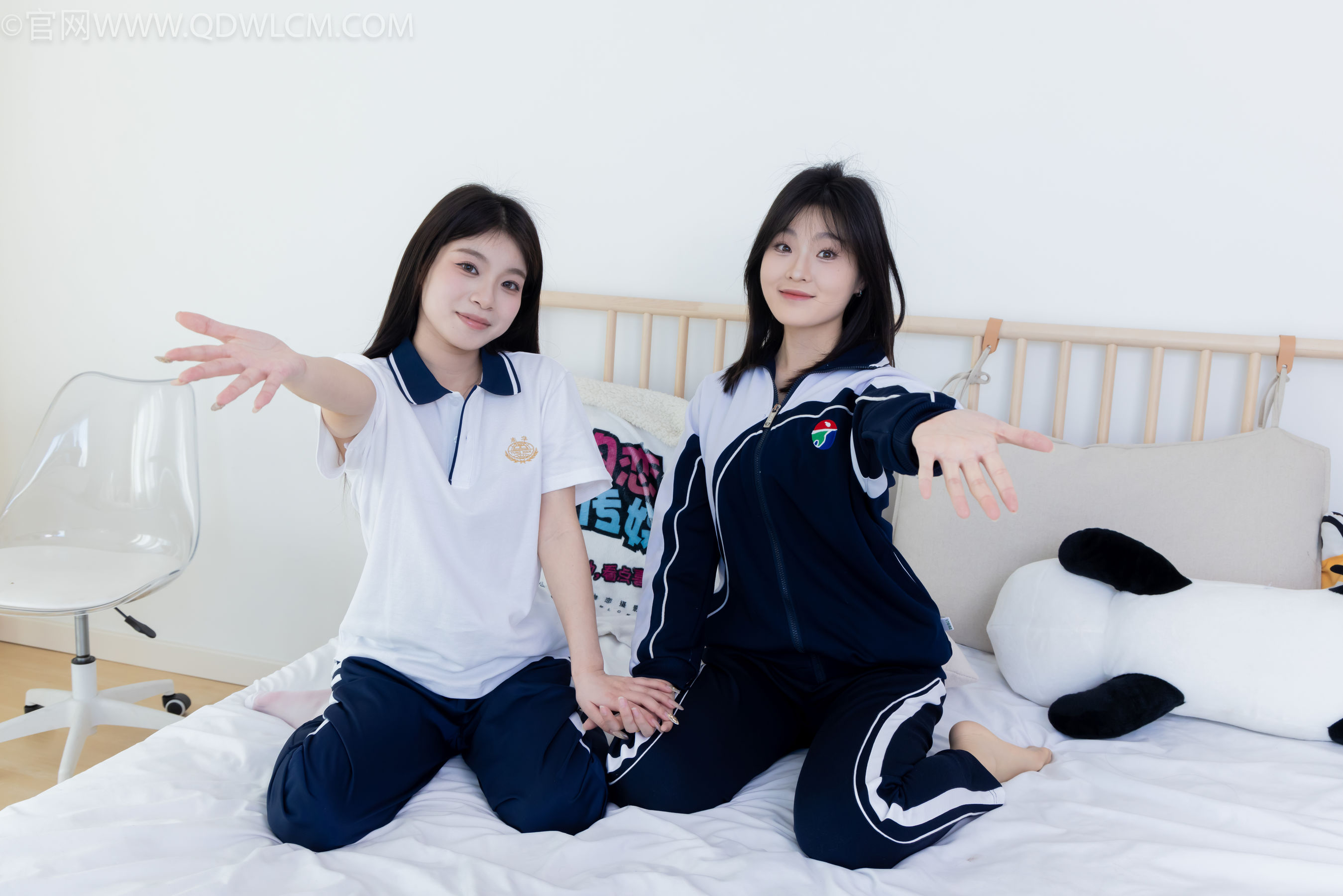 物恋传媒 No.2322 闪闪&青柠 - 帆布鞋、白棉袜、青柠薄肉丝、闪闪薄白丝/(168P)