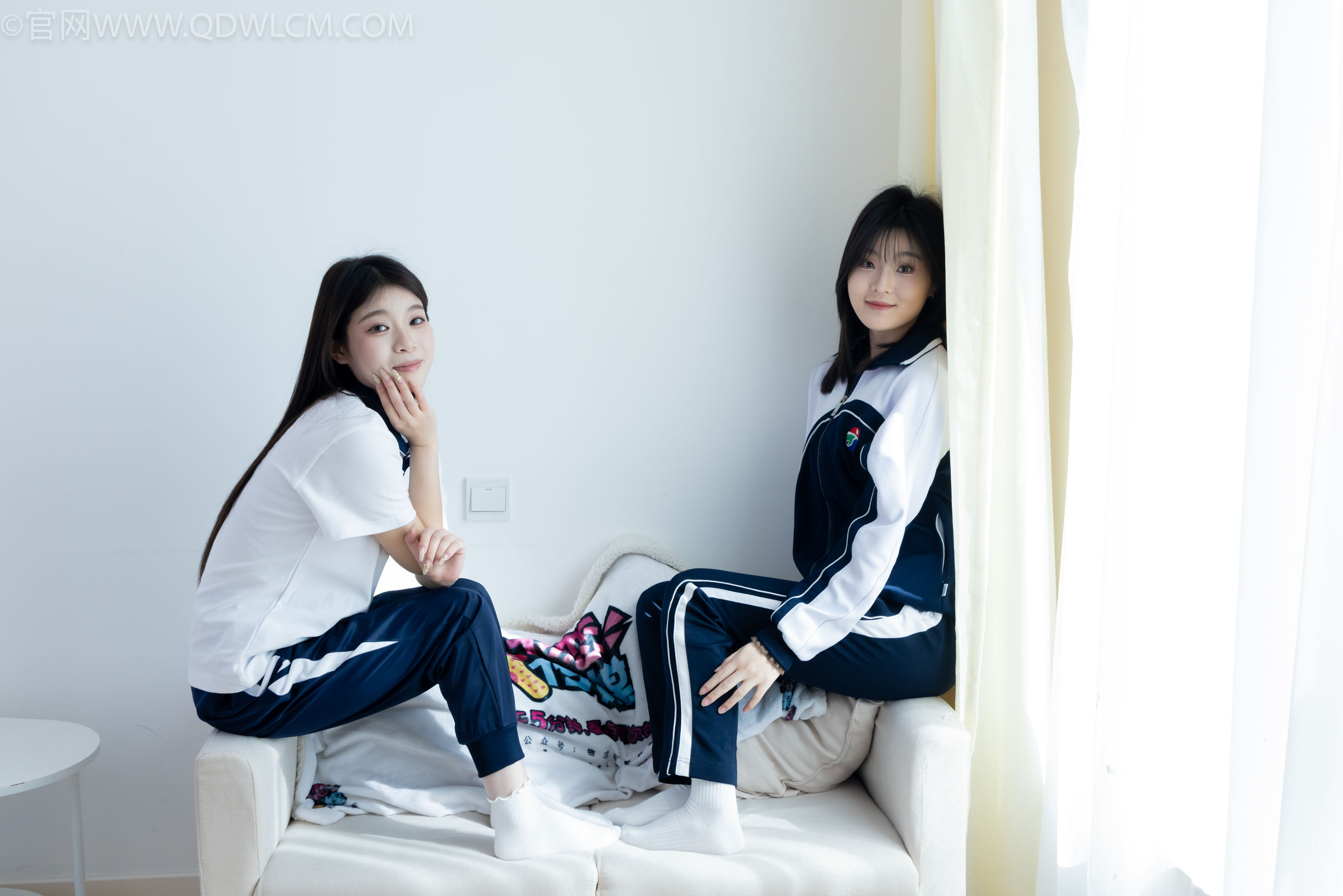 物恋传媒 No.2322 闪闪&青柠 - 帆布鞋、白棉袜、青柠薄肉丝、闪闪薄白丝/(168P)