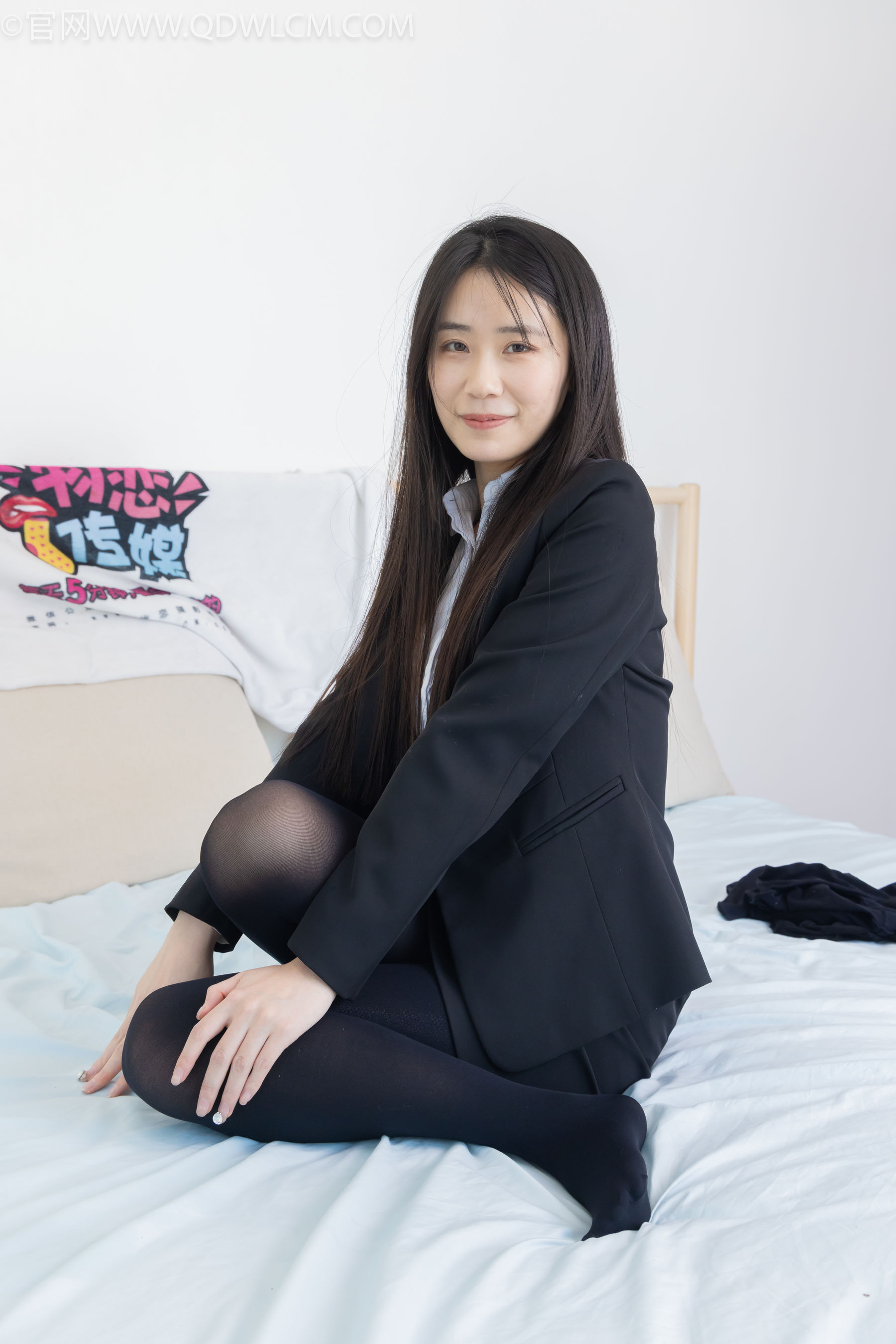 物恋传媒 No.2318 菜菜 - OL制服、高跟鞋、三双厚黑丝叠穿、袜腰展示/(177P)