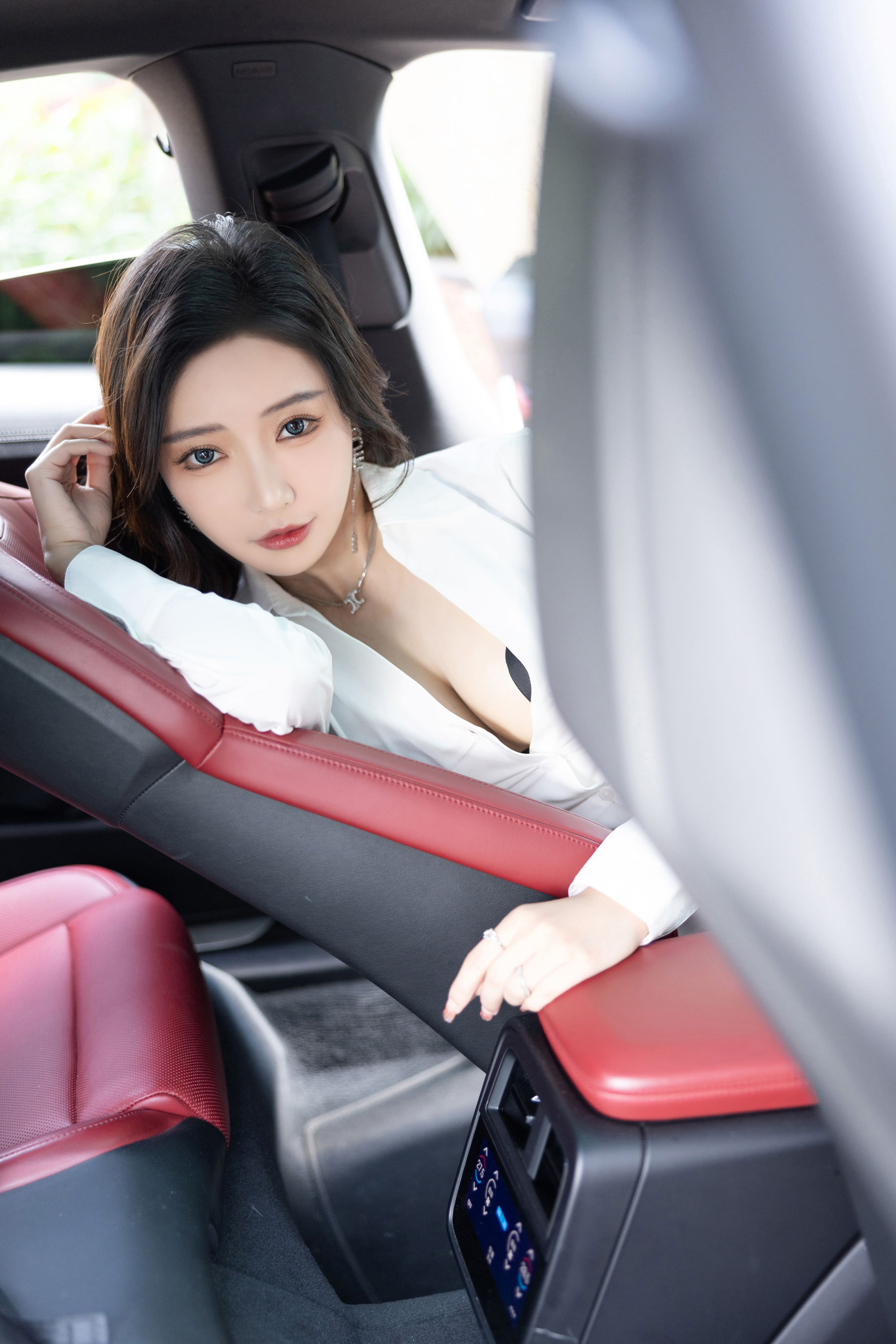 王馨瑶 - 白色露背衬衣/(100P)