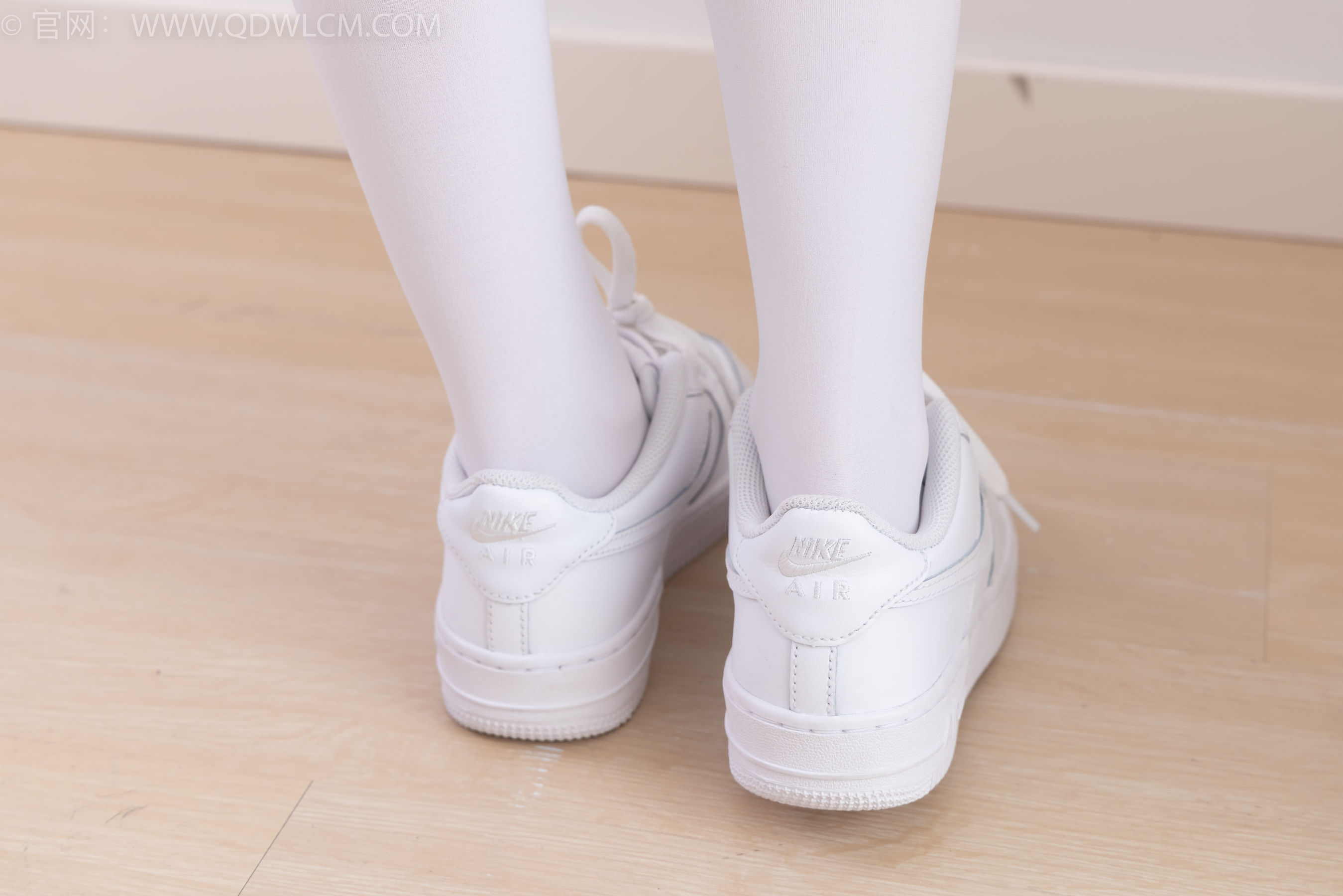 物恋传媒 No.2317 闪闪 - 板鞋、厚白丝、jk制服/(160P)