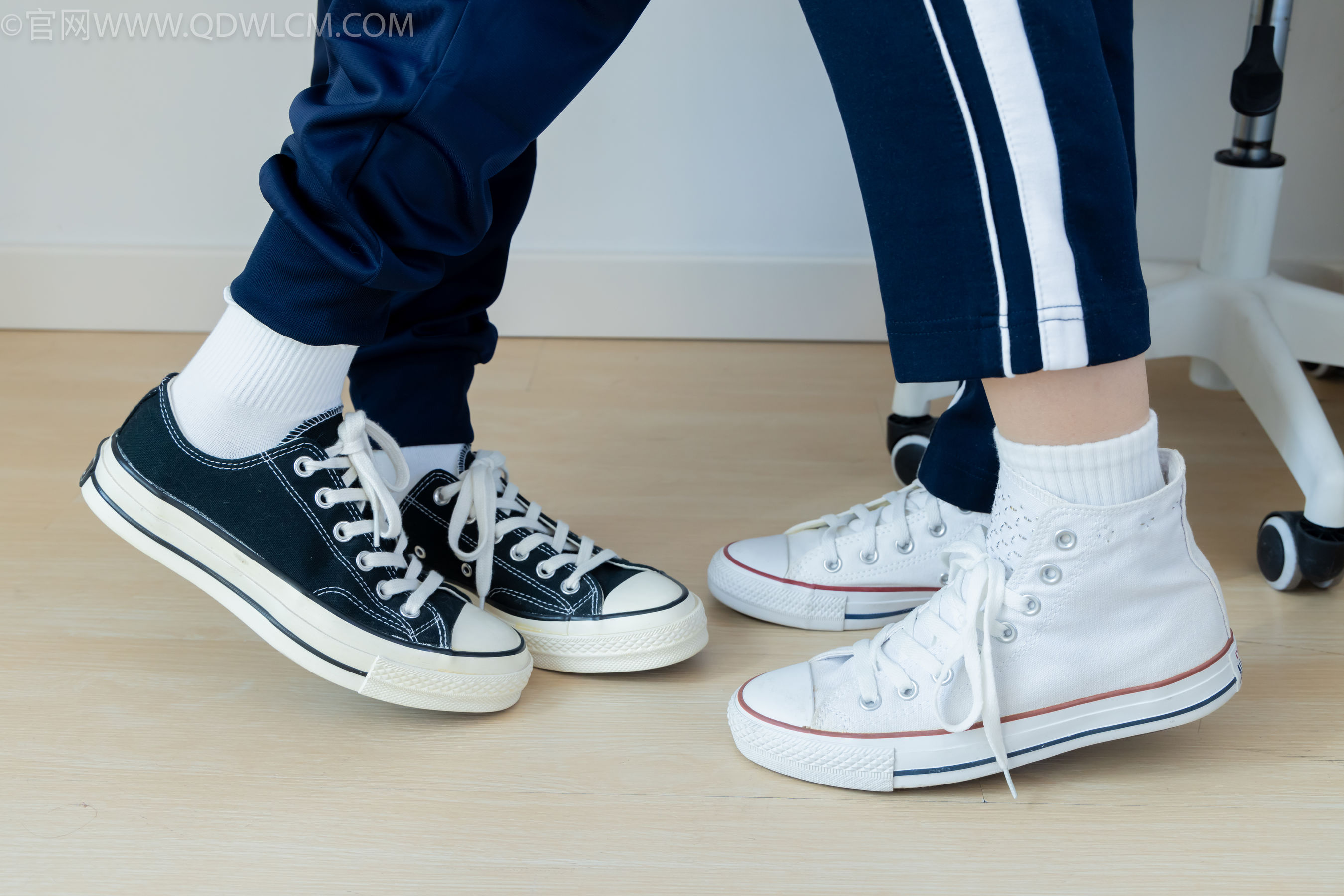 物恋传媒 No.2322 闪闪&青柠 - 帆布鞋、白棉袜、青柠薄肉丝、闪闪薄白丝/(168P)