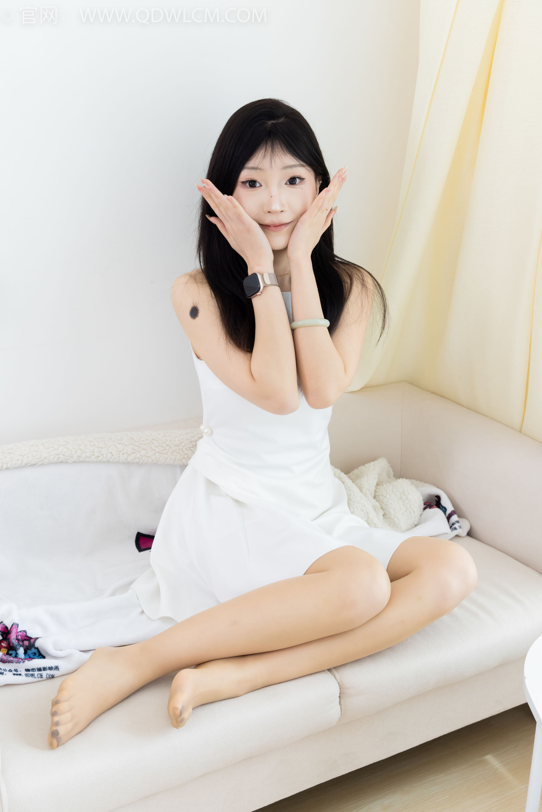 物恋传媒 No.2311 嘟嘟 - 高跟鞋、薄肉丝、气垫梳老头乐挠脚剧情/(170P)