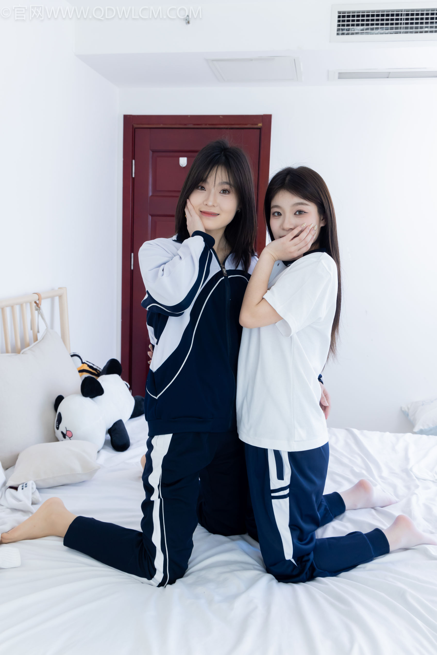 物恋传媒 No.2322 闪闪&青柠 - 帆布鞋、白棉袜、青柠薄肉丝、闪闪薄白丝/(168P)