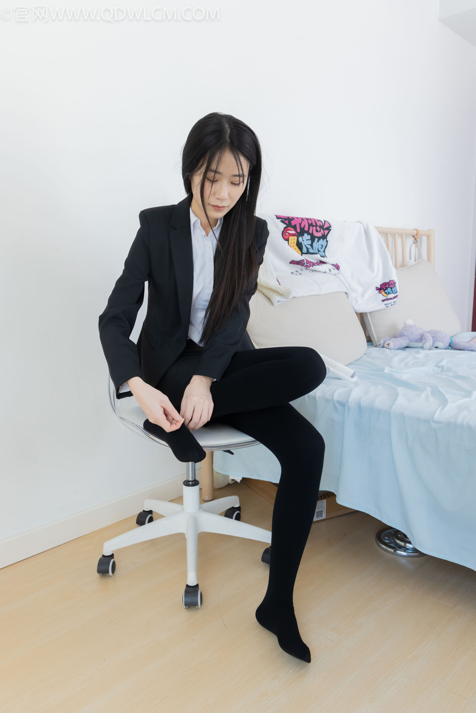 物恋传媒 No.2318 菜菜 - OL制服、高跟鞋、三双厚黑丝叠穿、袜腰展示/(177P)