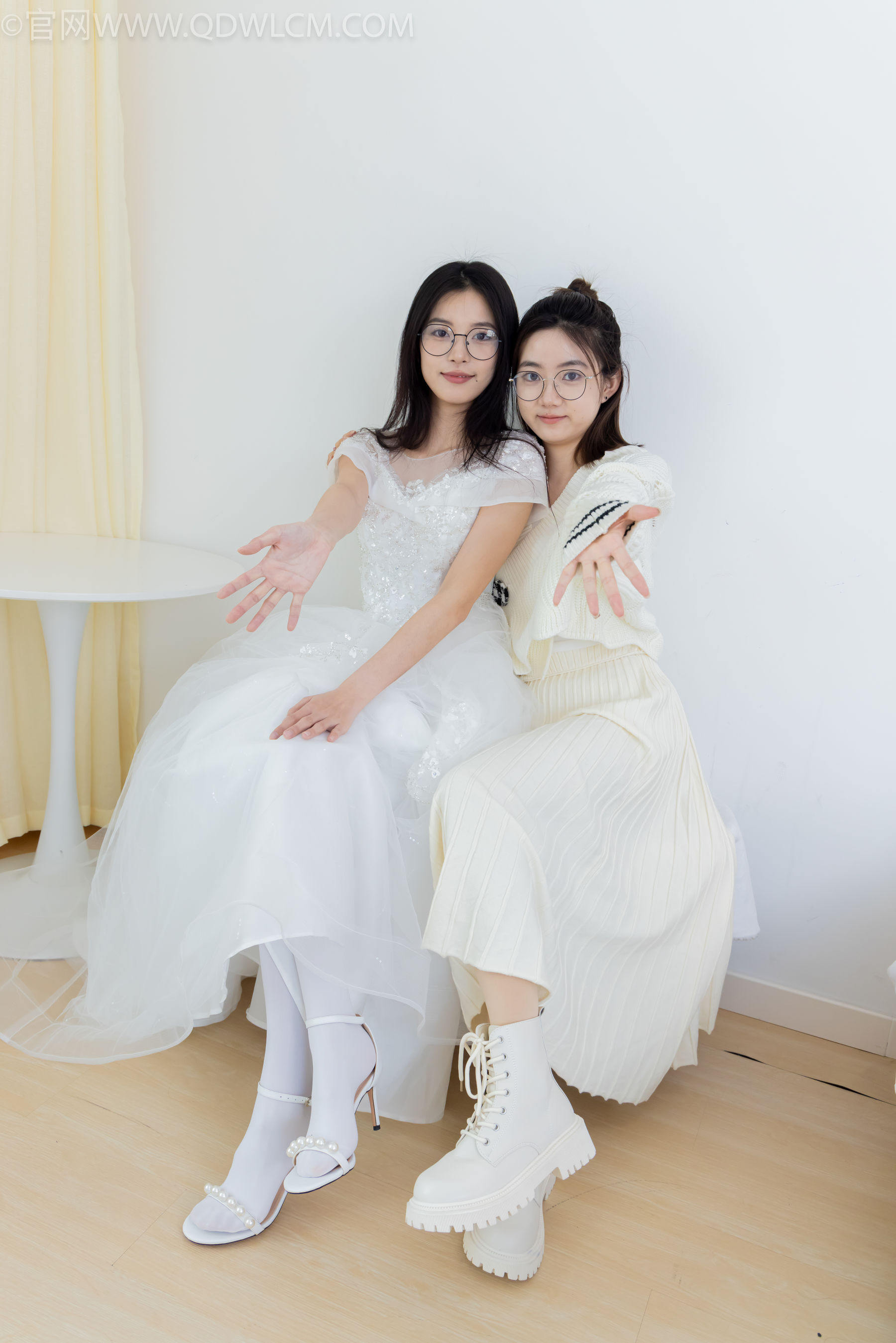 物恋传媒 No.2308 茯苓&欢欢 - 高跟鞋、马丁靴、厚白丝、厚肉丝、瑜伽动作、婚纱/(154P)