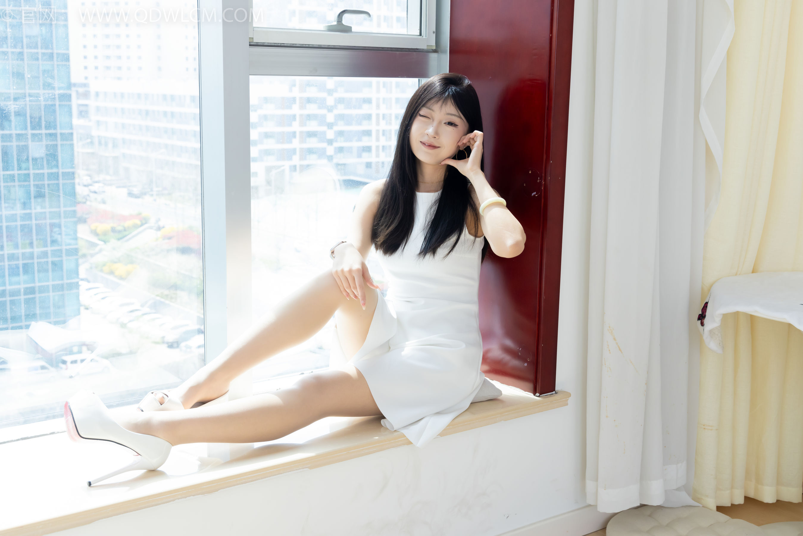 物恋传媒 No.2311 嘟嘟 - 高跟鞋、薄肉丝、气垫梳老头乐挠脚剧情/(170P)