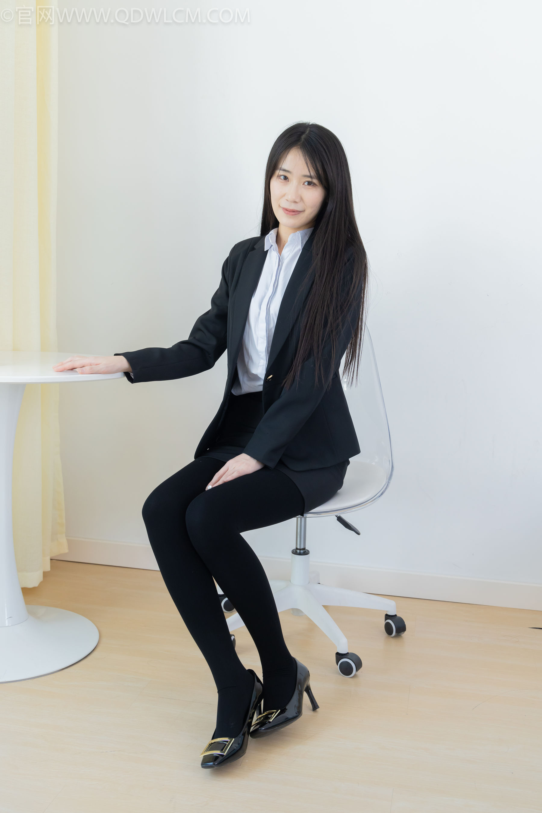 物恋传媒 No.2318 菜菜 - OL制服、高跟鞋、三双厚黑丝叠穿、袜腰展示/(177P)