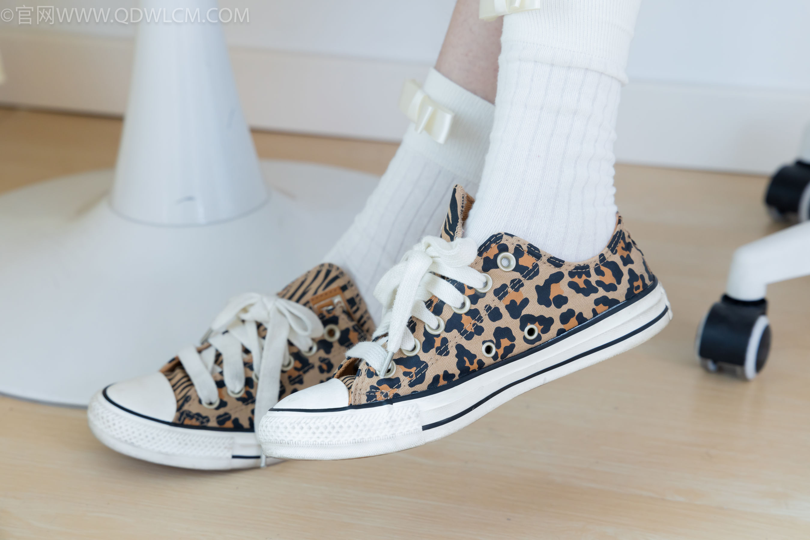 物恋传媒 No.2319 小左 - 帆布鞋、白棉袜、裸足/(155P)