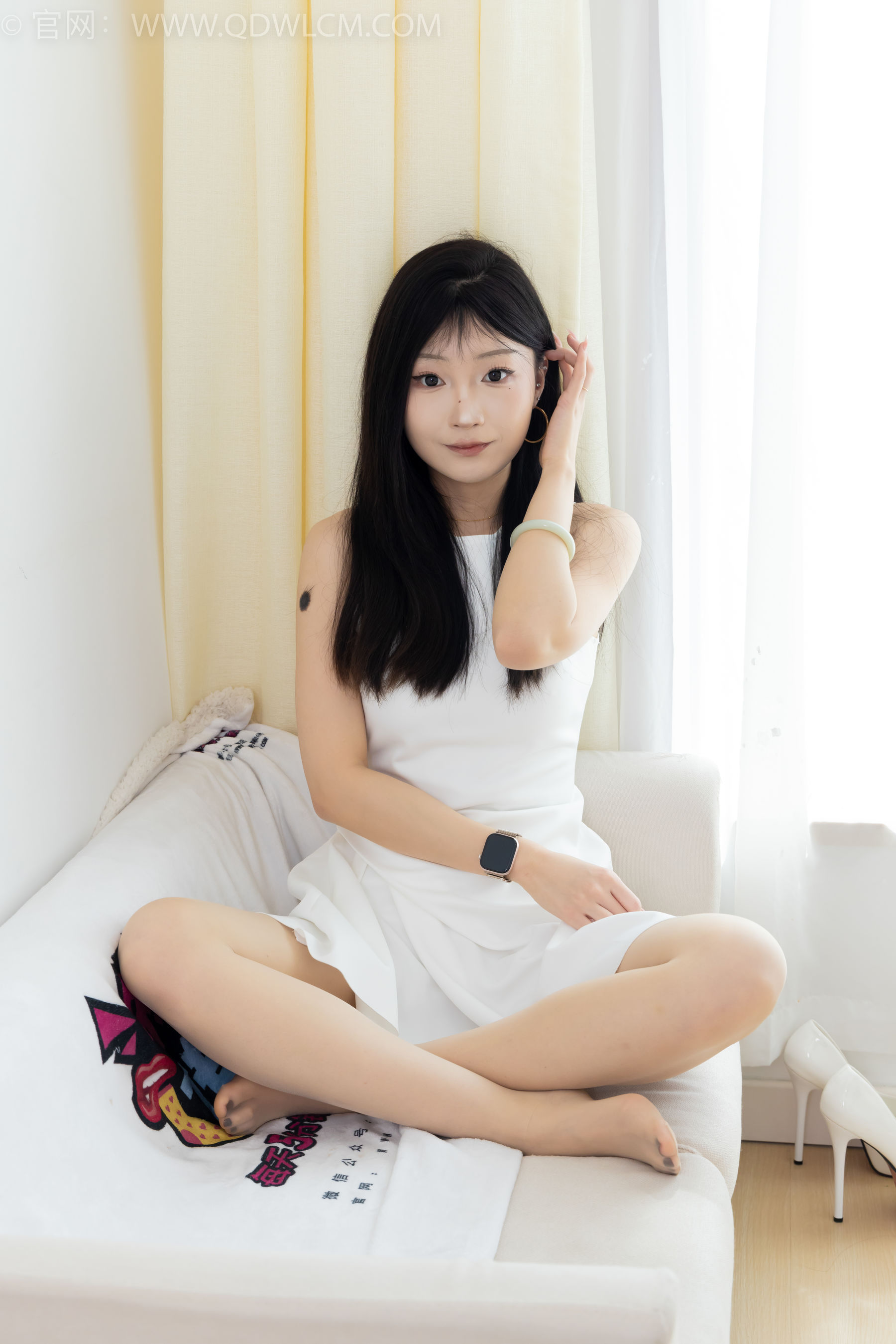 物恋传媒 No.2311 嘟嘟 - 高跟鞋、薄肉丝、气垫梳老头乐挠脚剧情/(170P)