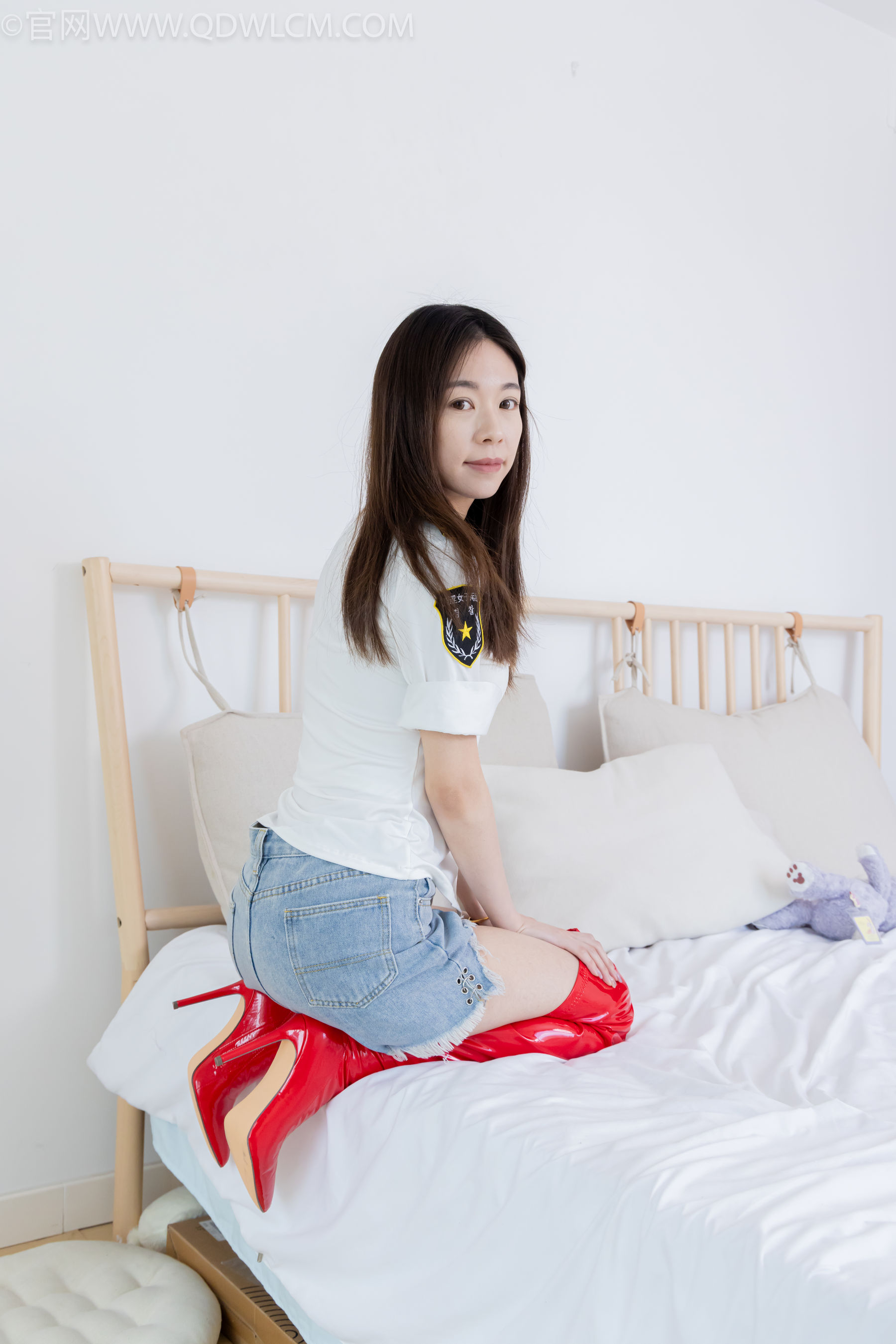 物恋传媒 No.2309 婷婷 - 高跟长靴、白棉袜、裸足/(173P)