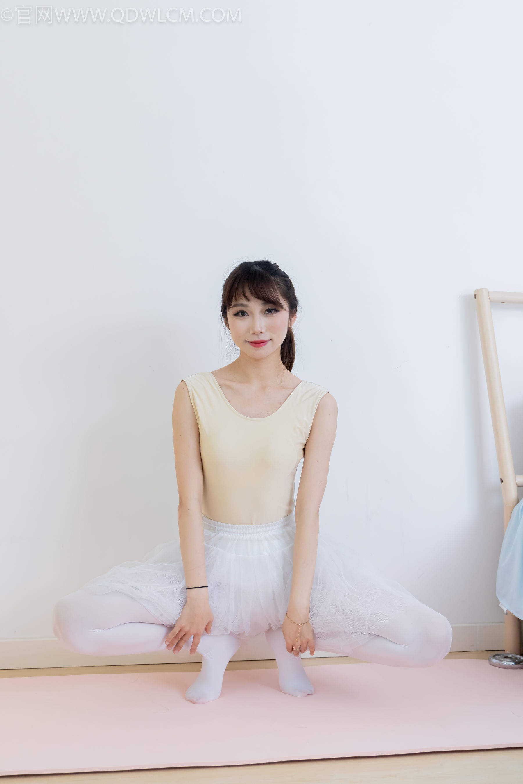 物恋传媒 No.2307 泡泡 - 芭蕾鞋、厚白丝、芭蕾动作、皮筋绑脚剧情/(166P)