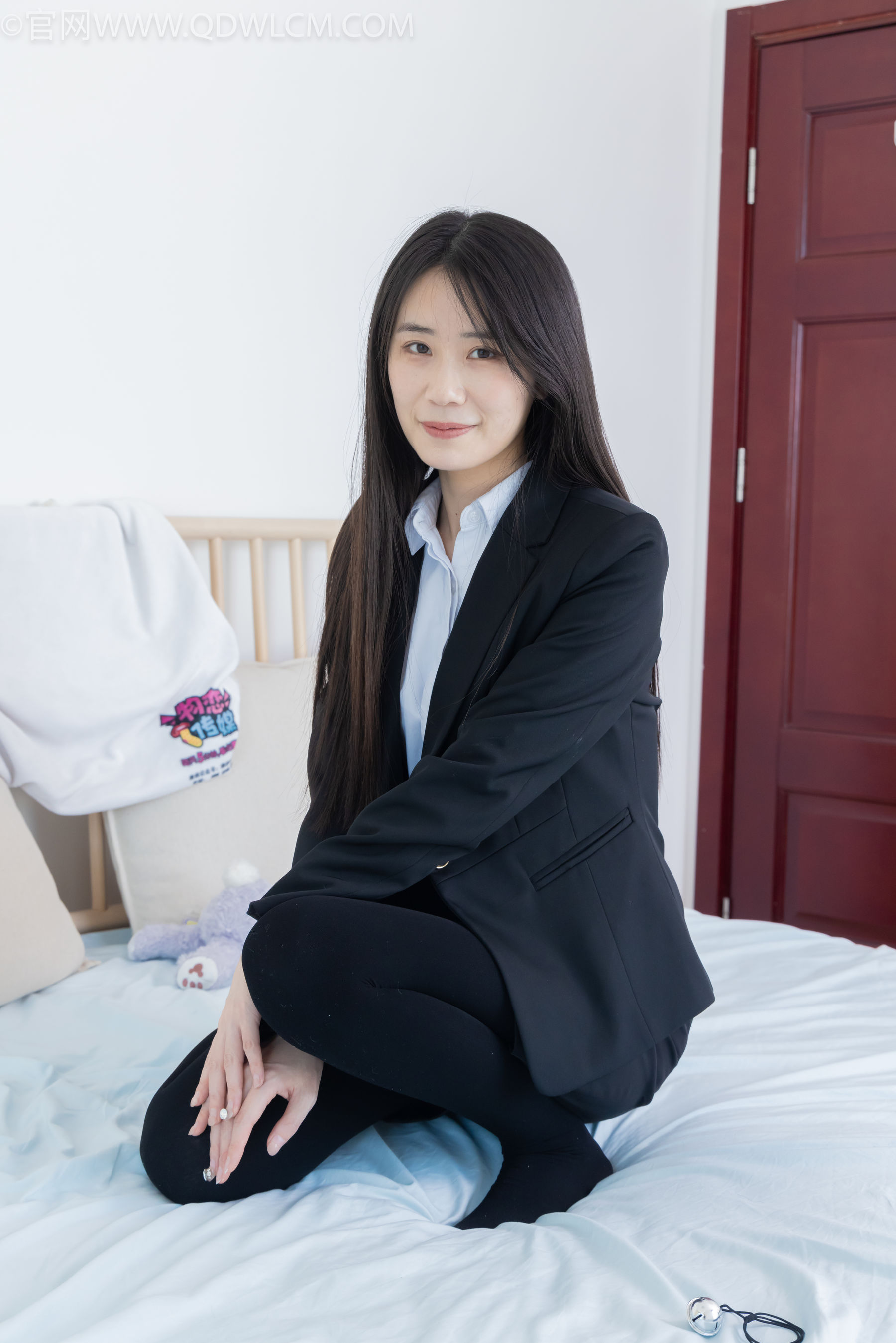 物恋传媒 No.2318 菜菜 - OL制服、高跟鞋、三双厚黑丝叠穿、袜腰展示/(177P)