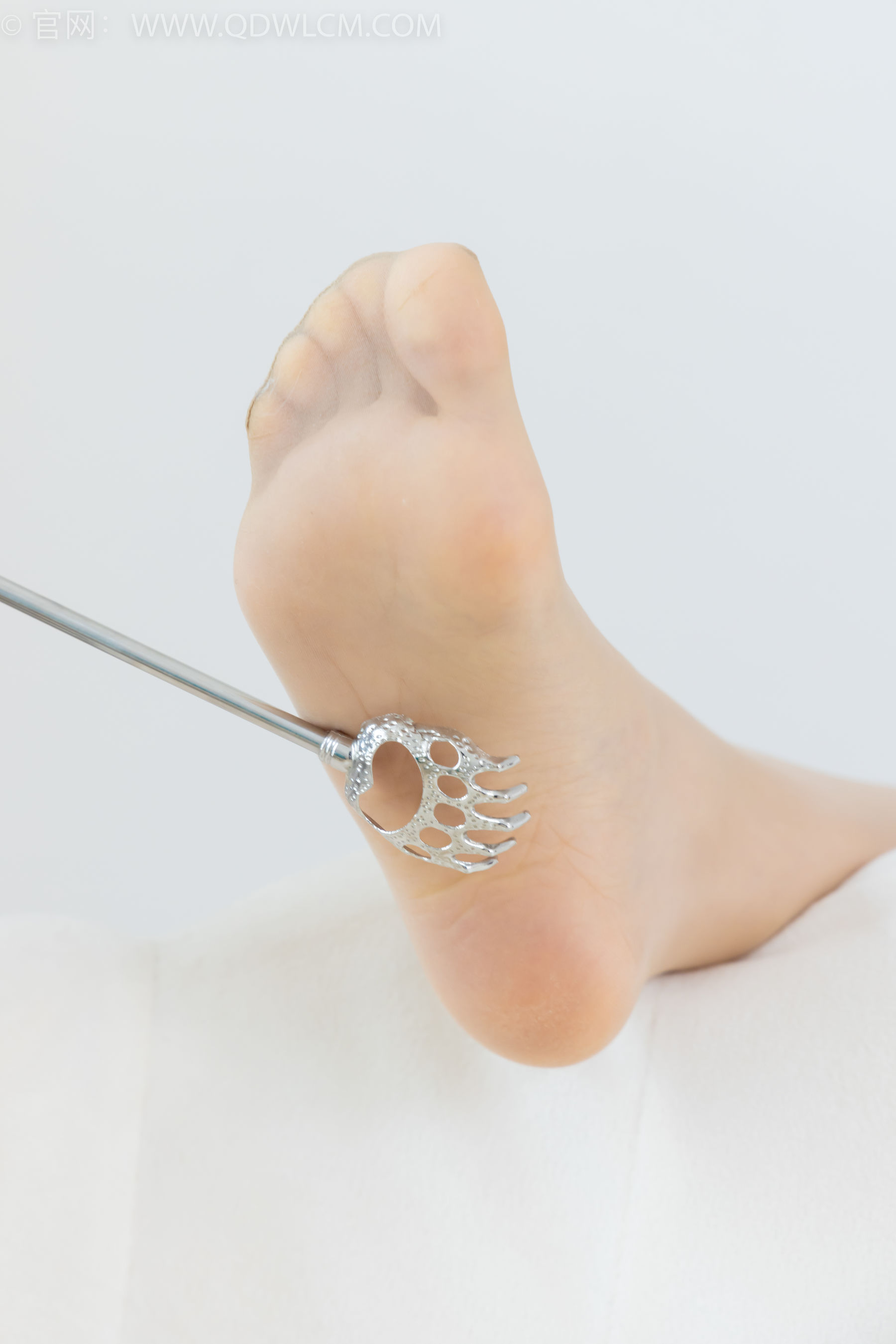 物恋传媒 No.2311 嘟嘟 - 高跟鞋、薄肉丝、气垫梳老头乐挠脚剧情/(170P)