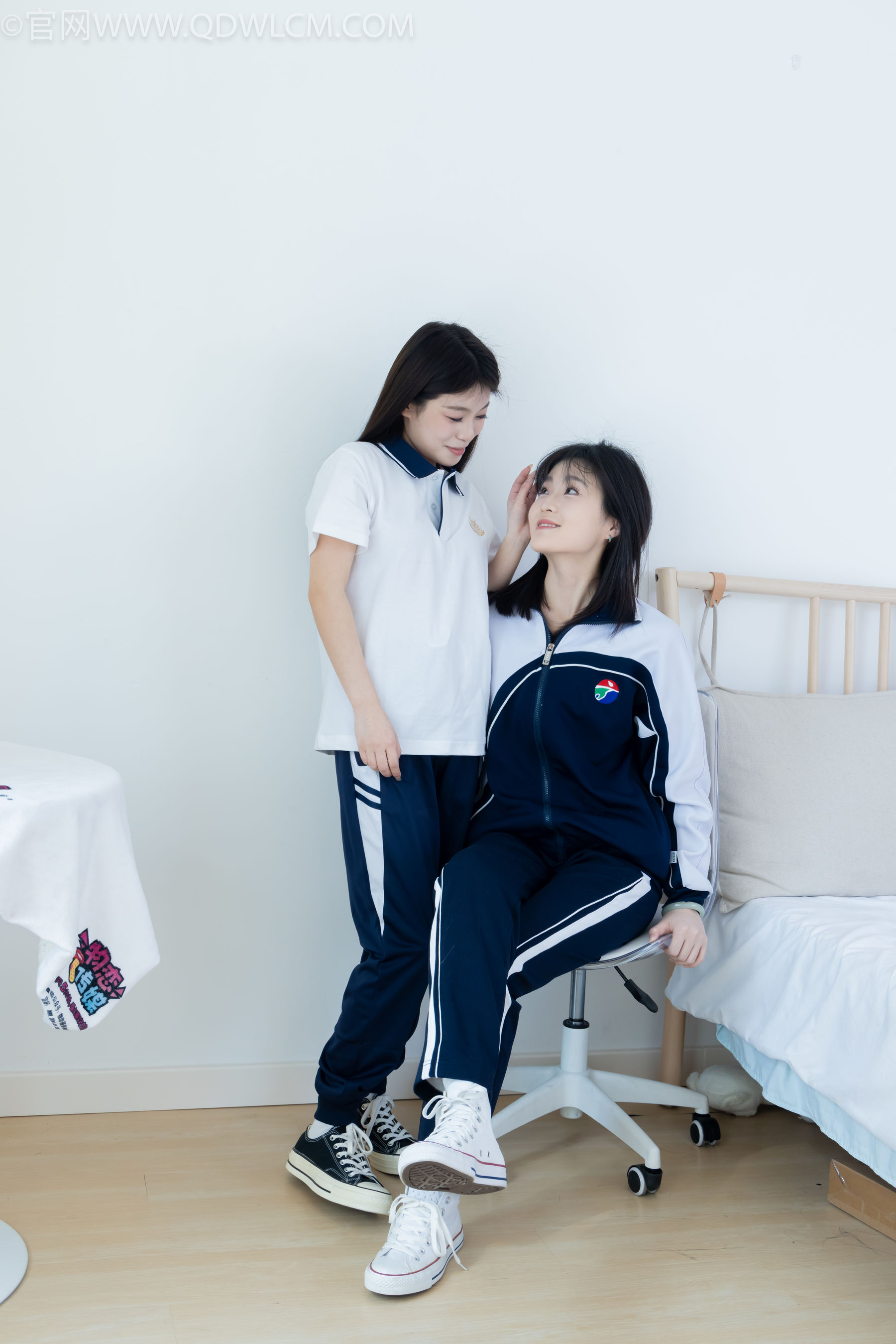 物恋传媒 No.2322 闪闪&青柠 - 帆布鞋、白棉袜、青柠薄肉丝、闪闪薄白丝/(168P)