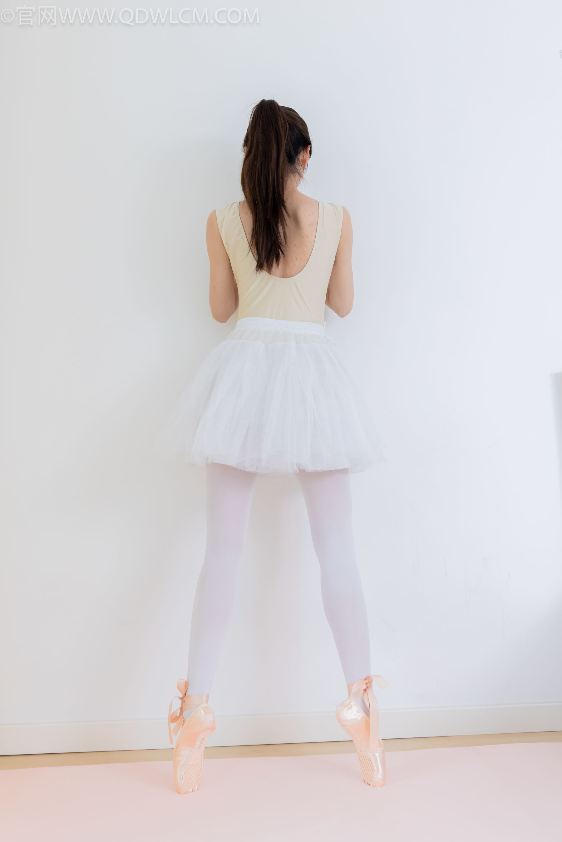 物恋传媒 No.2307 泡泡 - 芭蕾鞋、厚白丝、芭蕾动作、皮筋绑脚剧情/(166P)