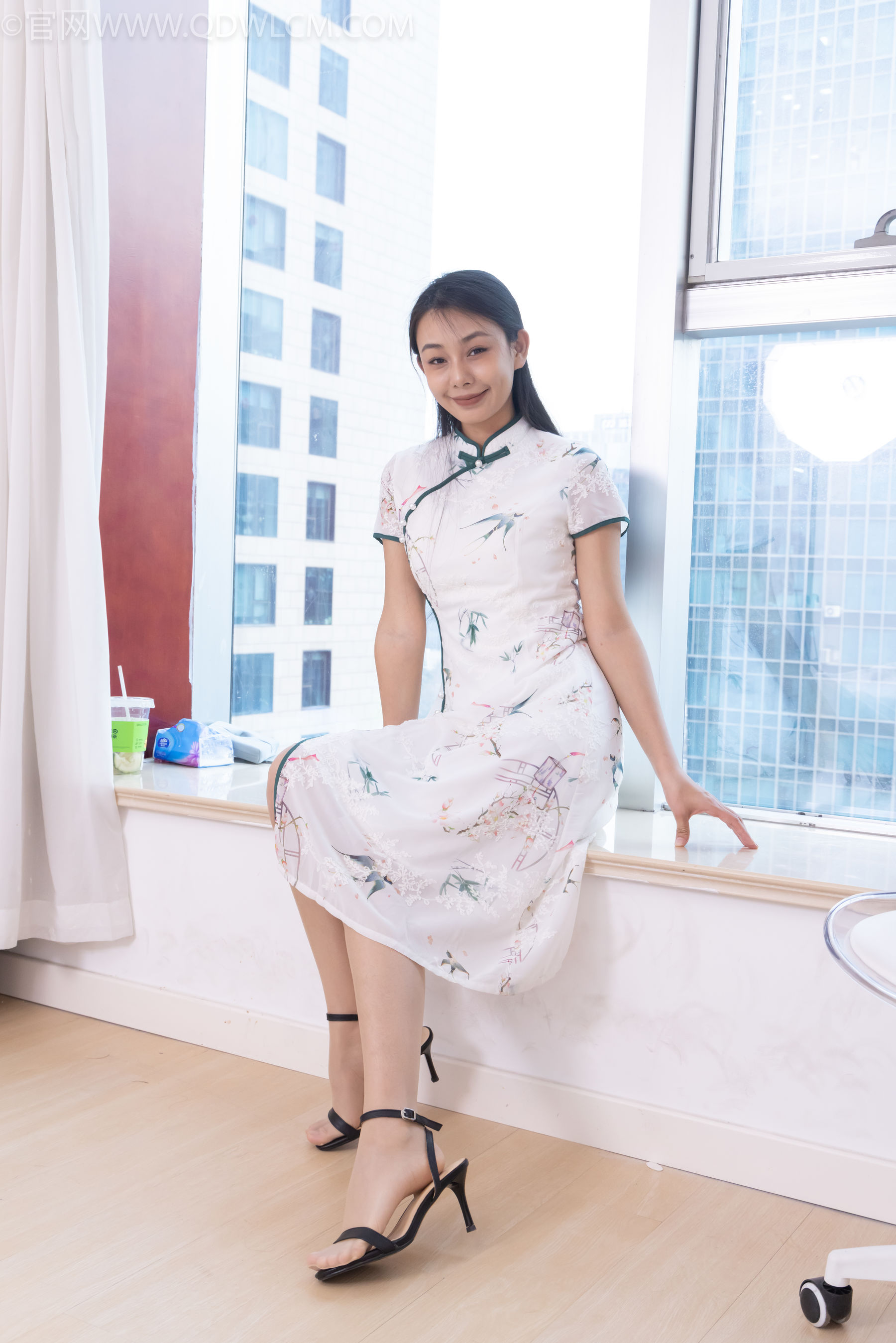 物恋传媒 No.2321 岚岚 - 高跟凉鞋、薄肉丝、抹婴儿油以及踩香蕉剧情/(160P)