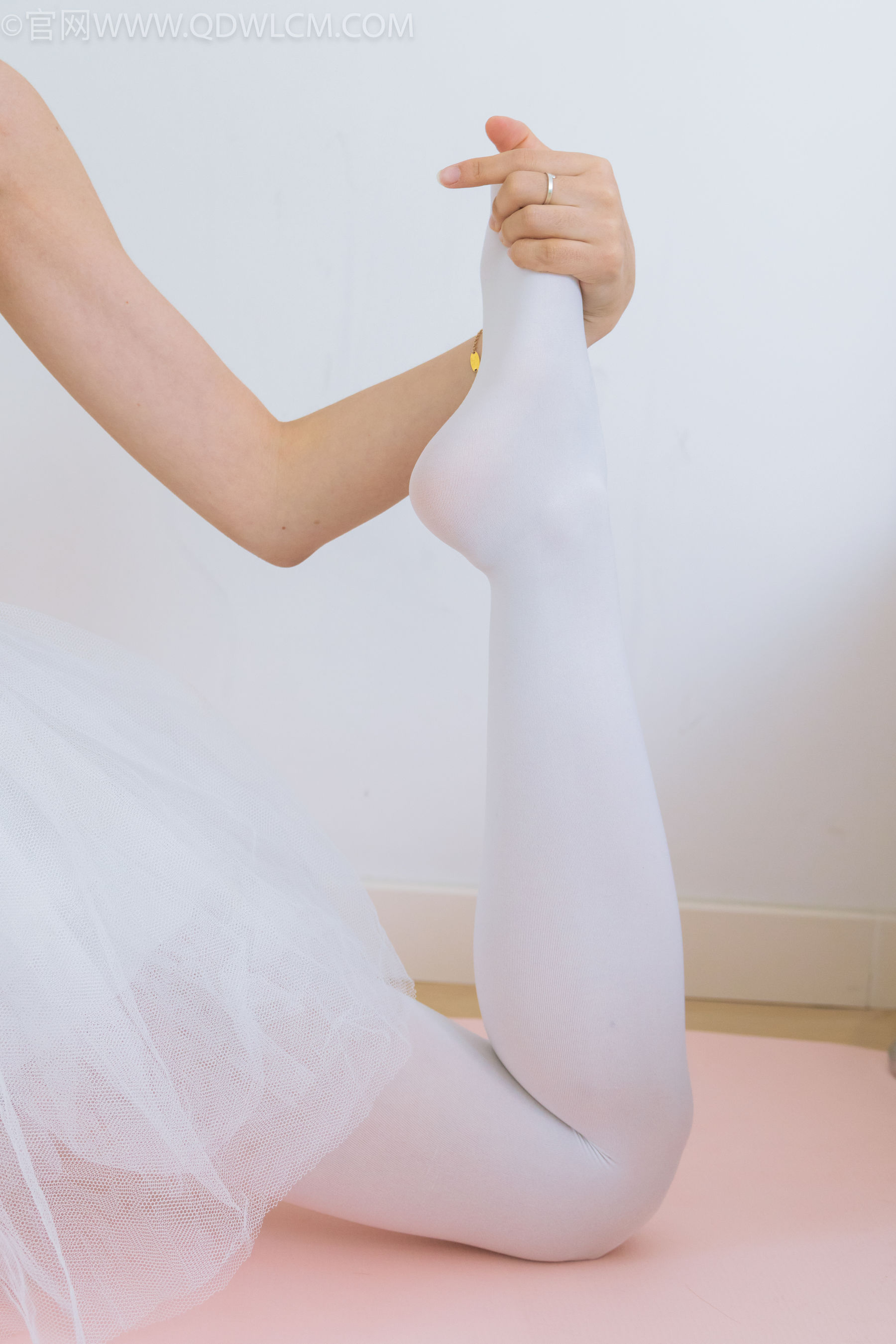 物恋传媒 No.2307 泡泡 - 芭蕾鞋、厚白丝、芭蕾动作、皮筋绑脚剧情/(166P)