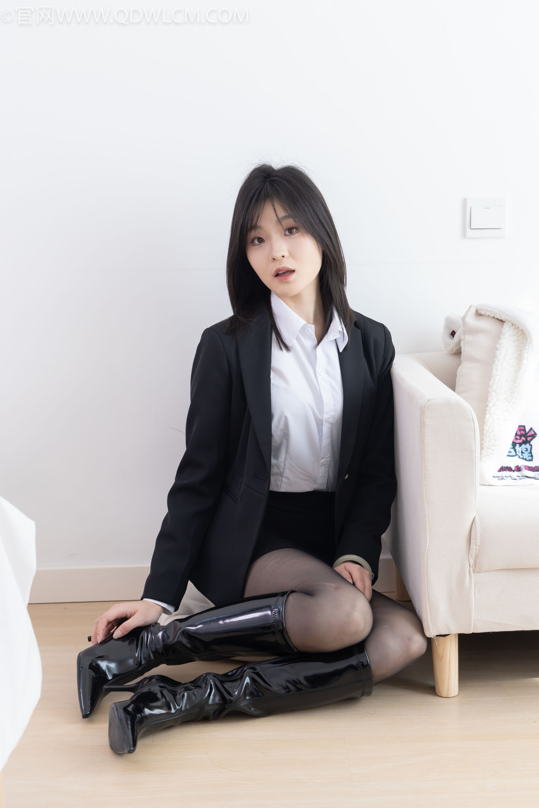 物恋传媒 No.2306 青柠 - 高跟长靴、薄黑丝、ol制服/(260P)