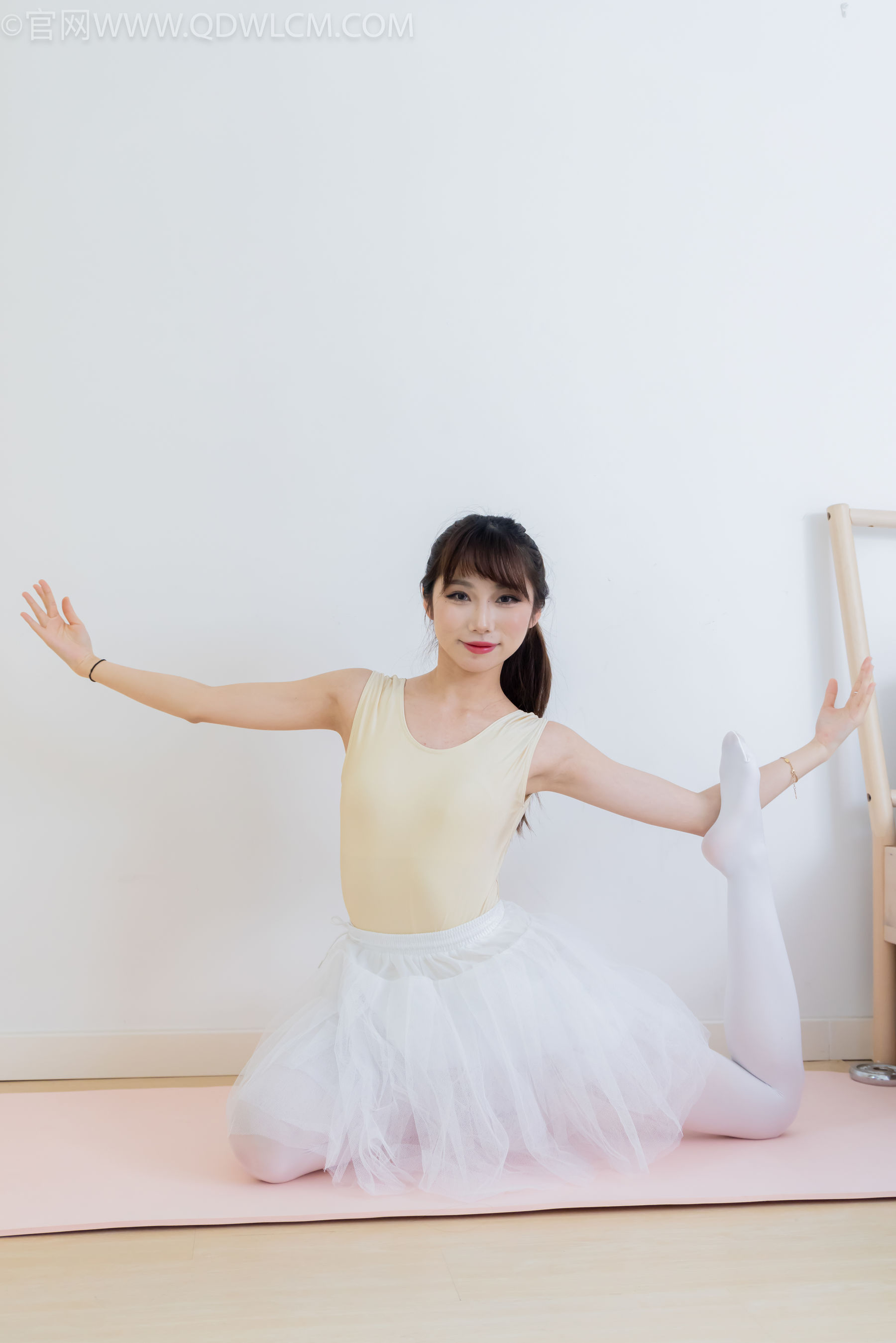 物恋传媒 No.2307 泡泡 - 芭蕾鞋、厚白丝、芭蕾动作、皮筋绑脚剧情/(166P)