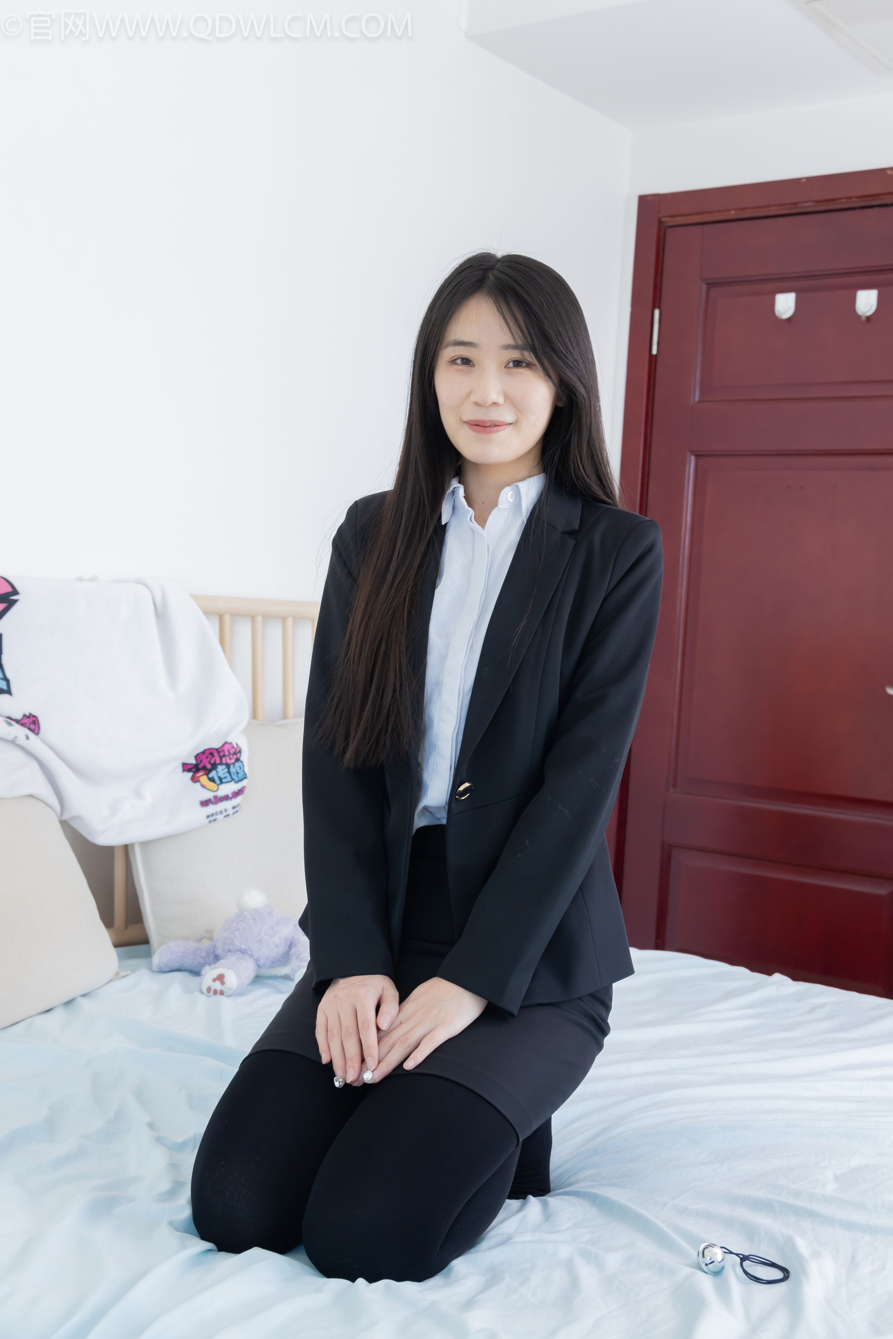 物恋传媒 No.2318 菜菜 - OL制服、高跟鞋、三双厚黑丝叠穿、袜腰展示/(177P)