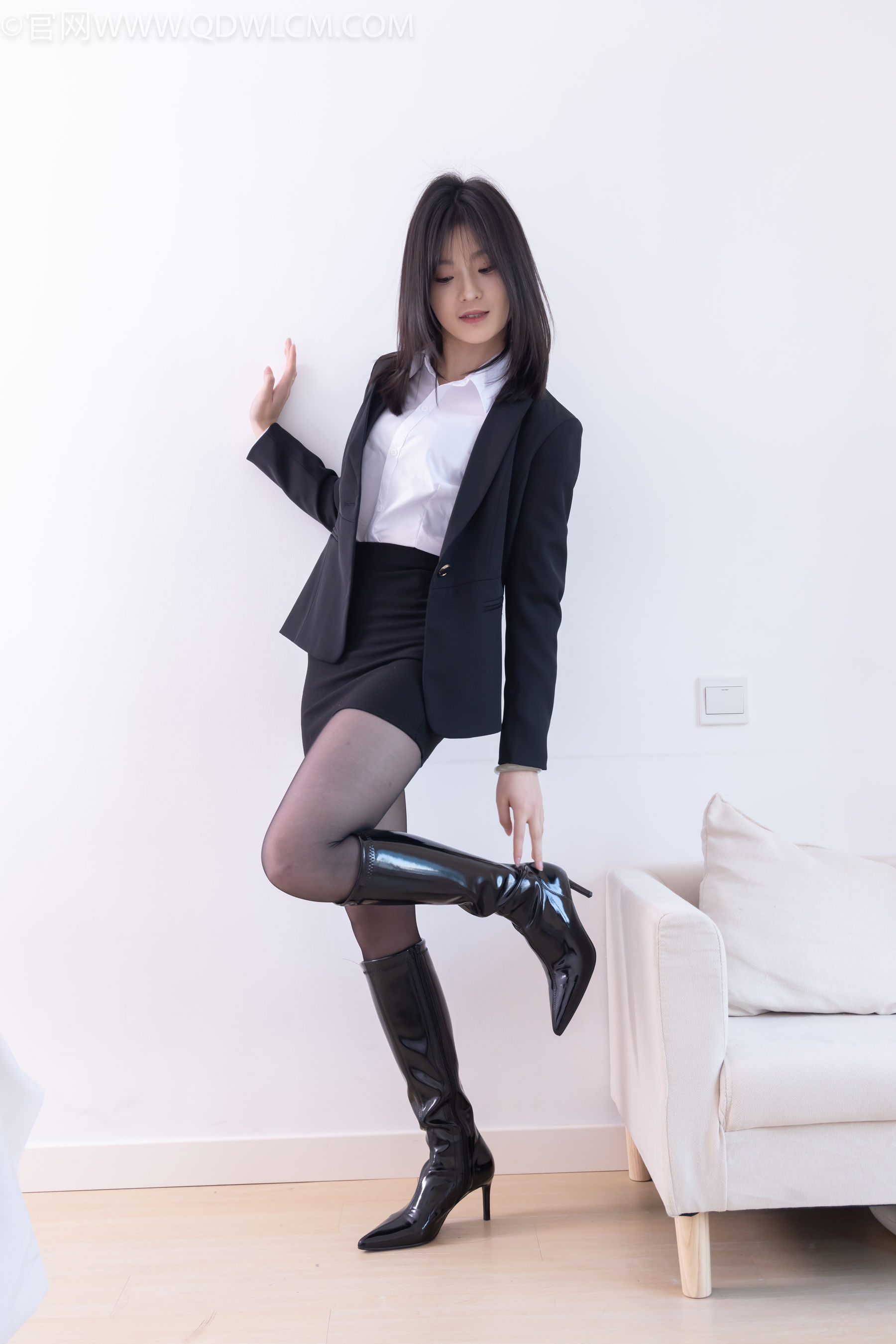 物恋传媒 No.2306 青柠 - 高跟长靴、薄黑丝、ol制服/(260P)