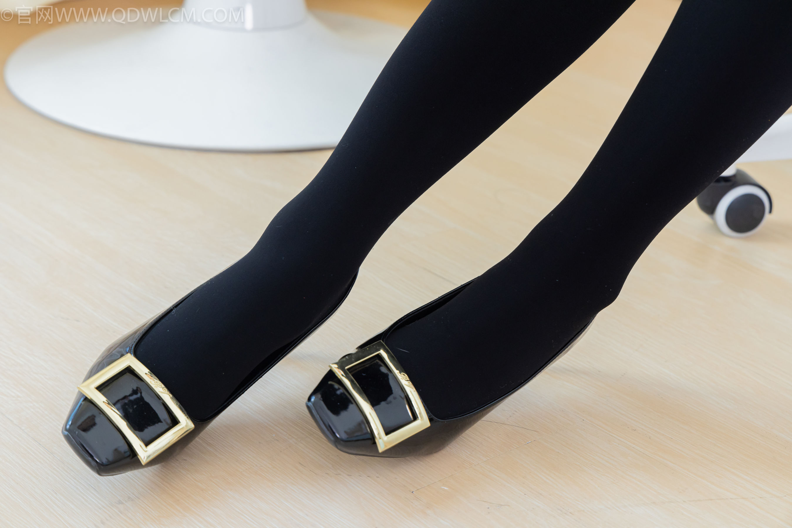 物恋传媒 No.2318 菜菜 - OL制服、高跟鞋、三双厚黑丝叠穿、袜腰展示/(177P)