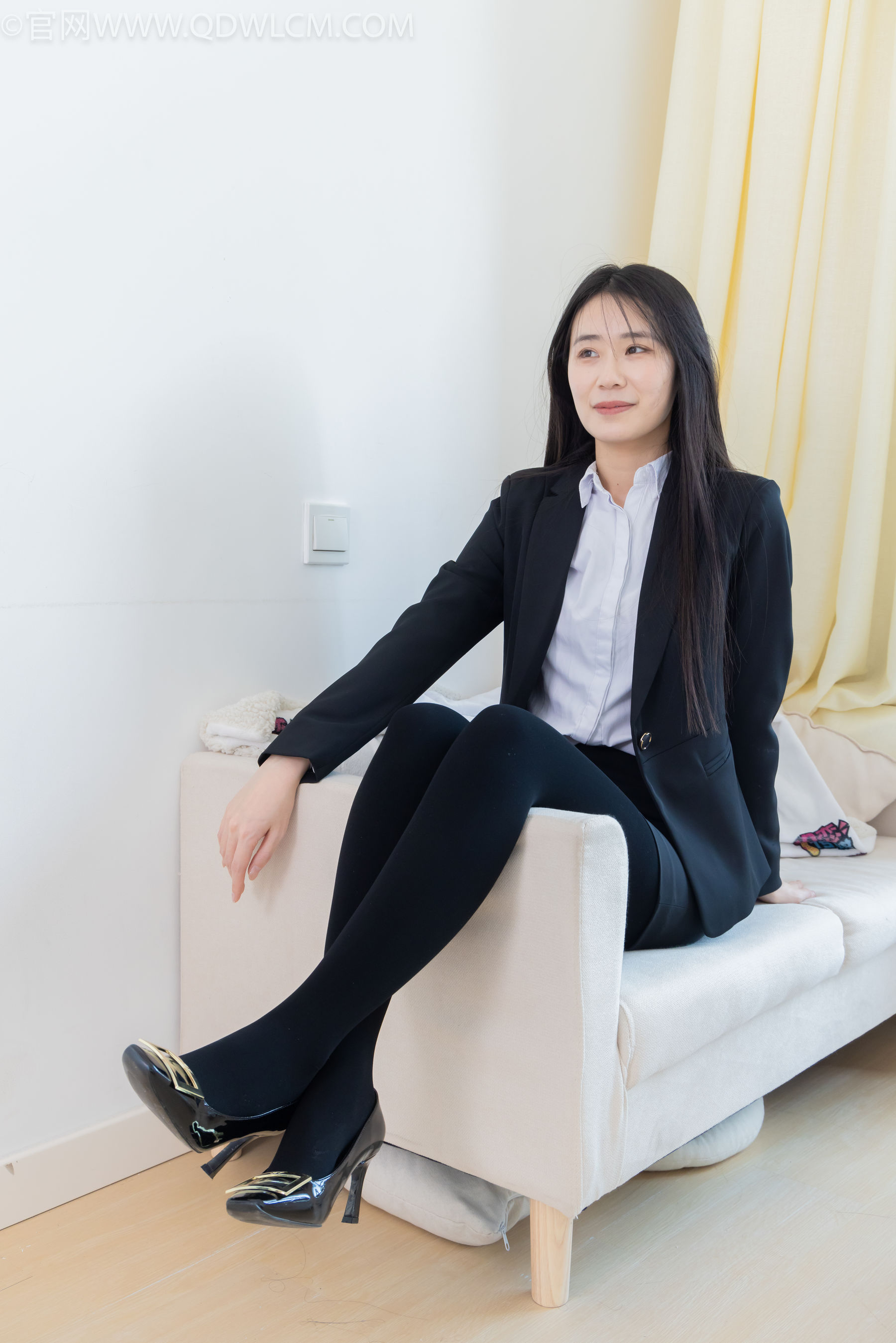 物恋传媒 No.2318 菜菜 - OL制服、高跟鞋、三双厚黑丝叠穿、袜腰展示/(177P)