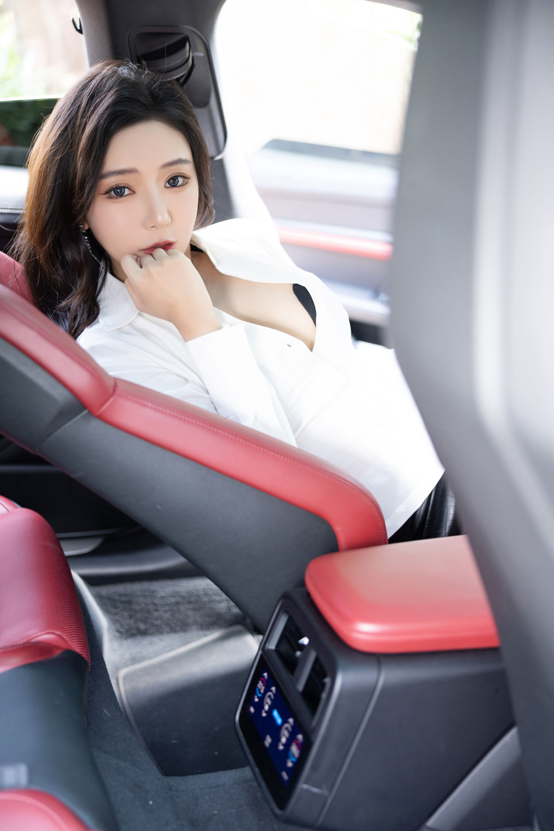 王馨瑶 - 白色露背衬衣/(100P)