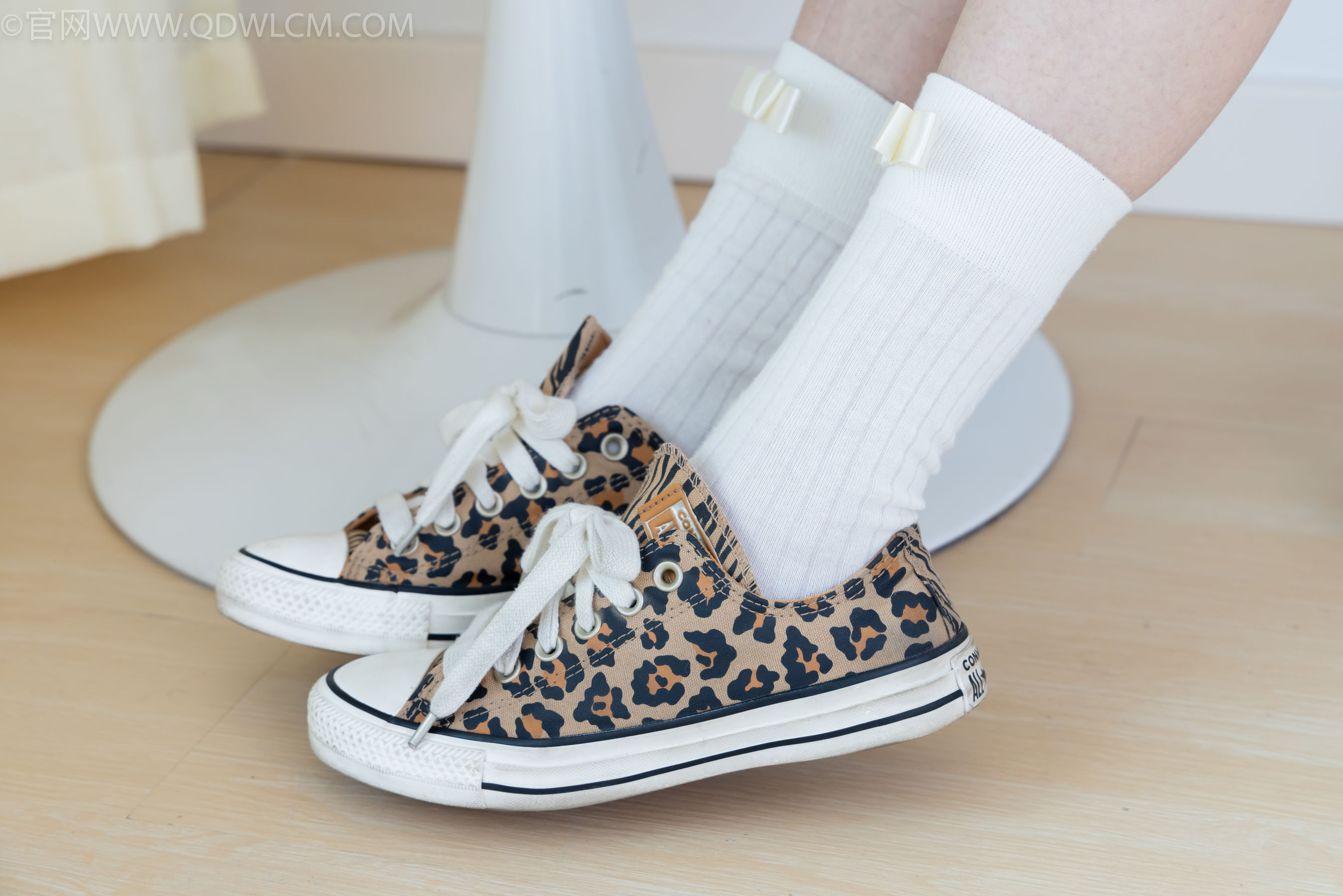 物恋传媒 No.2319 小左 - 帆布鞋、白棉袜、裸足/(155P)