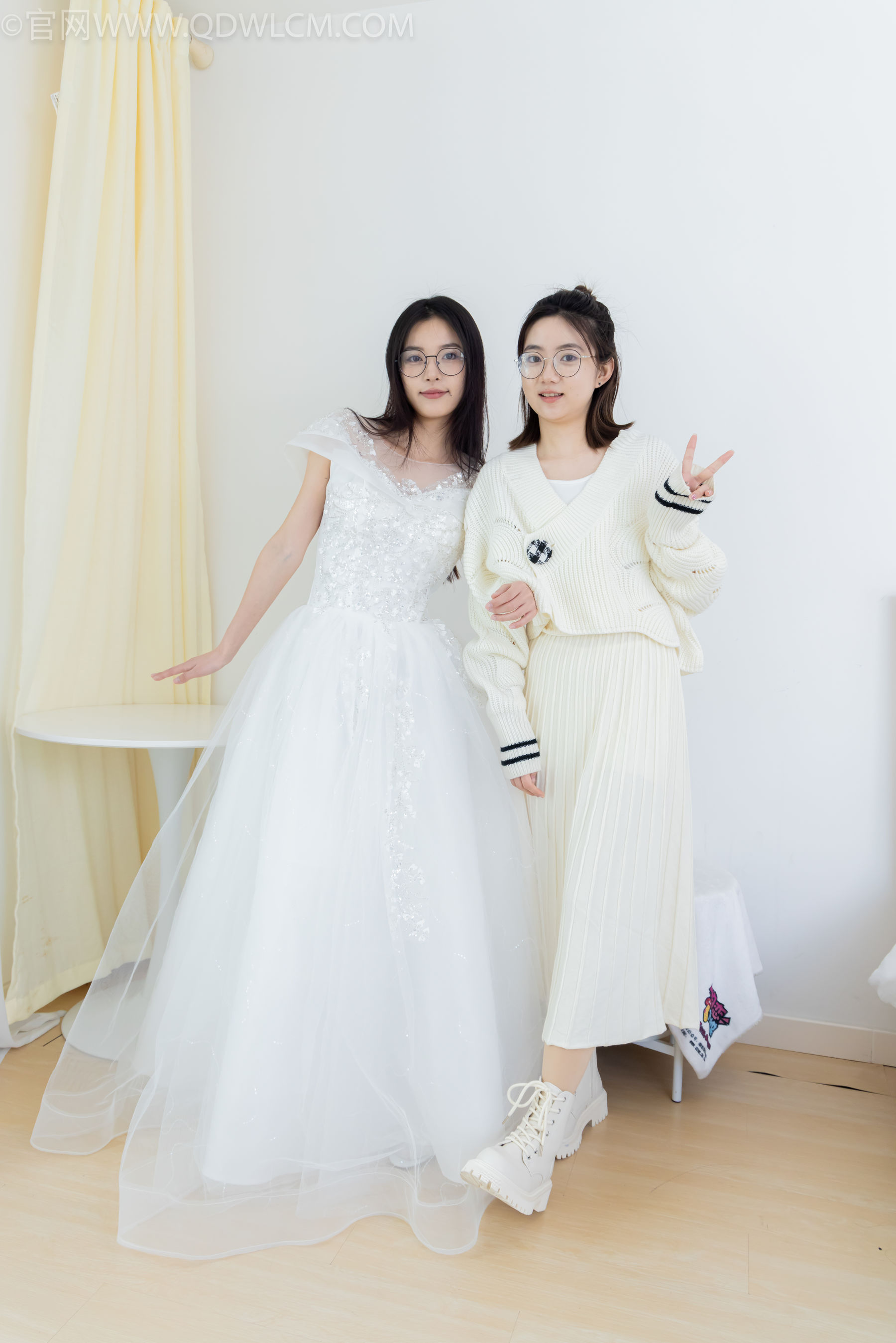 物恋传媒 No.2308 茯苓&欢欢 - 高跟鞋、马丁靴、厚白丝、厚肉丝、瑜伽动作、婚纱/(154P)