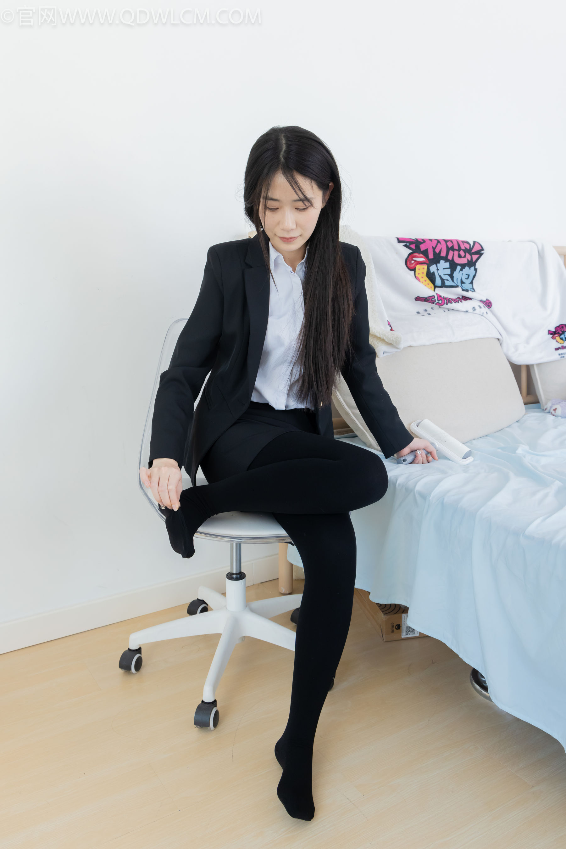 物恋传媒 No.2318 菜菜 - OL制服、高跟鞋、三双厚黑丝叠穿、袜腰展示/(177P)