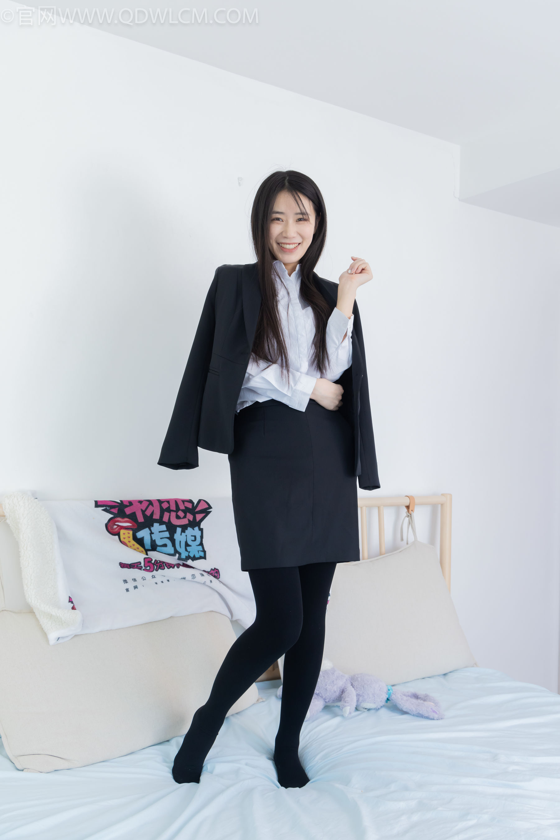 物恋传媒 No.2318 菜菜 - OL制服、高跟鞋、三双厚黑丝叠穿、袜腰展示/(177P)