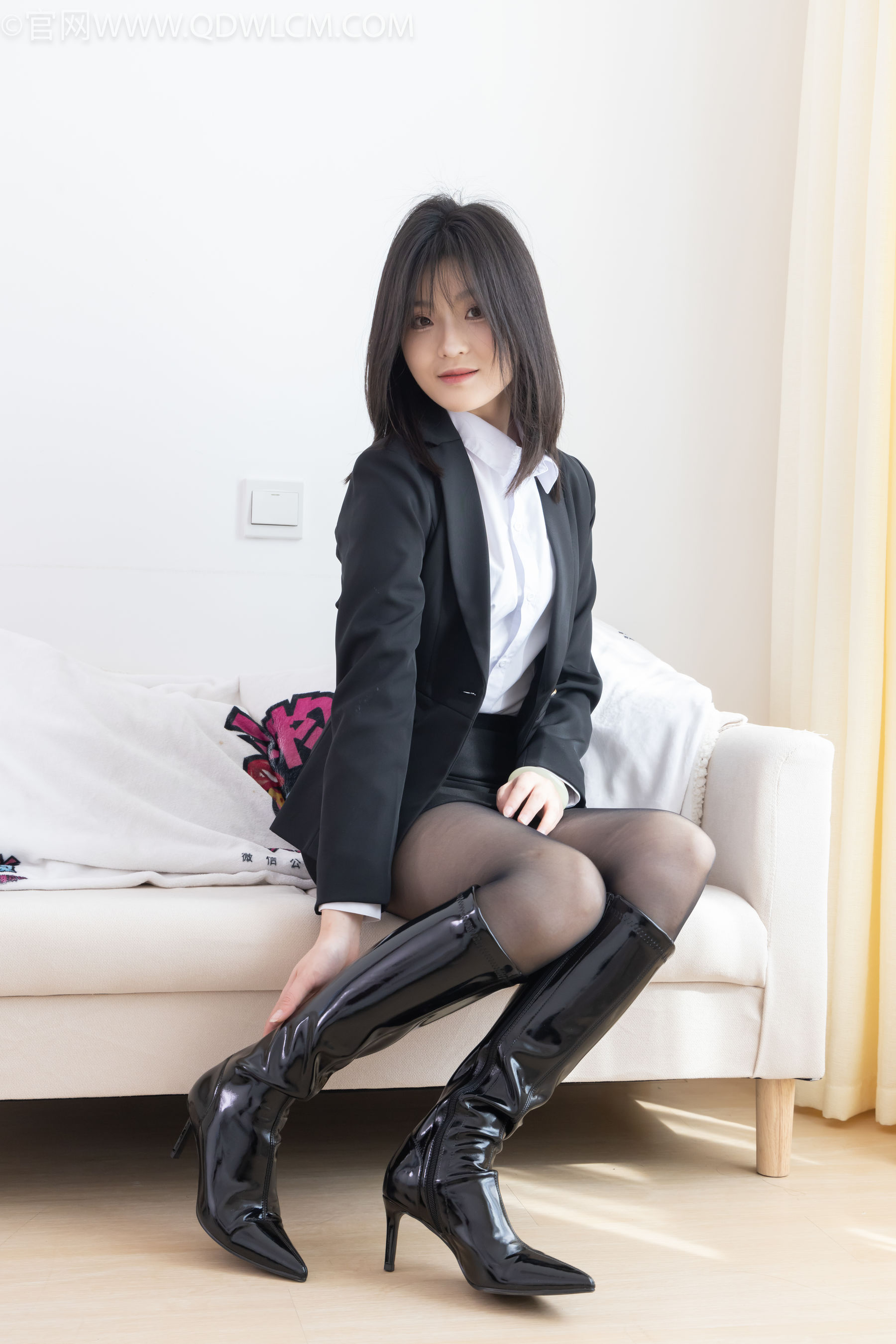 物恋传媒 No.2306 青柠 - 高跟长靴、薄黑丝、ol制服/(260P)