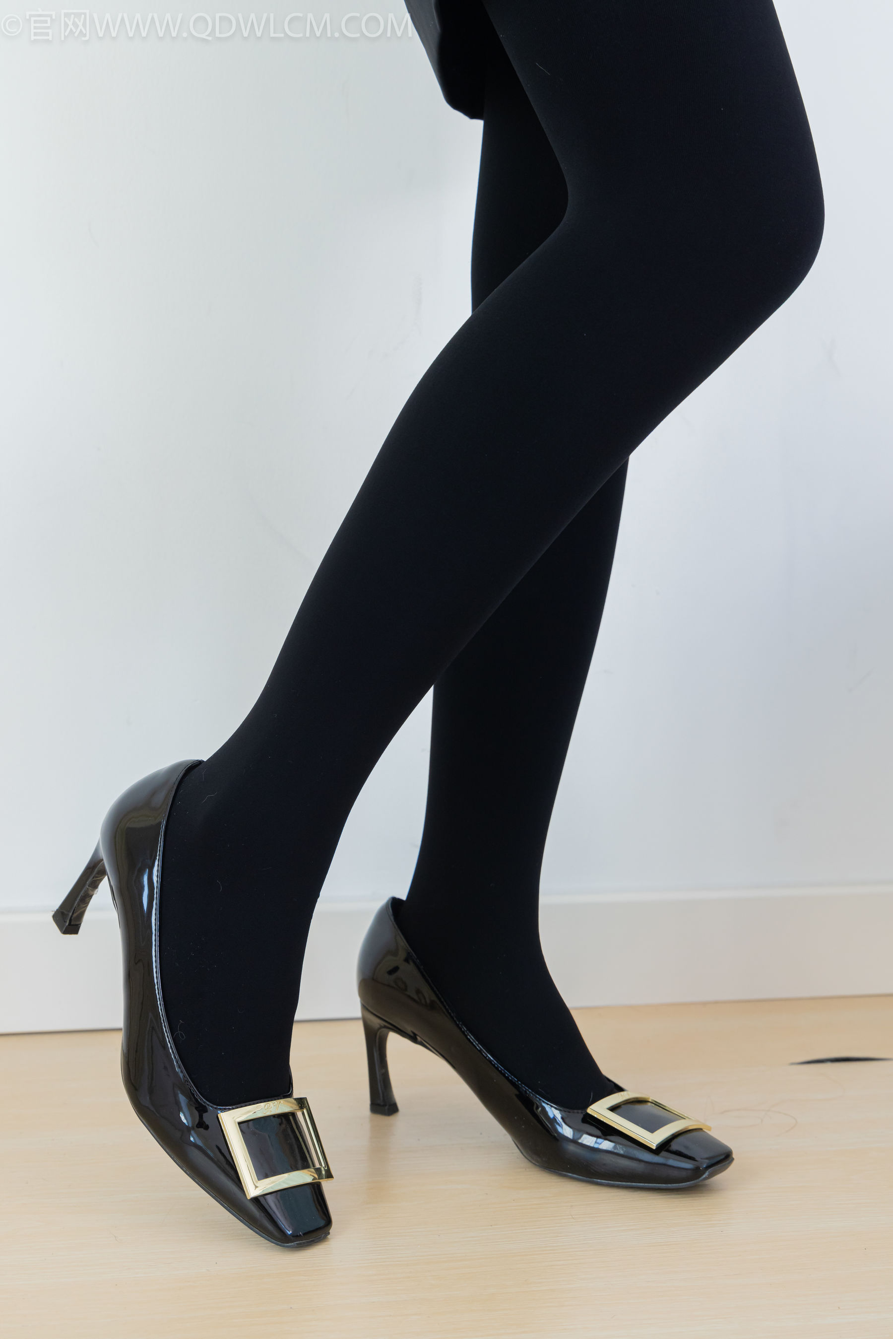 物恋传媒 No.2318 菜菜 - OL制服、高跟鞋、三双厚黑丝叠穿、袜腰展示/(177P)