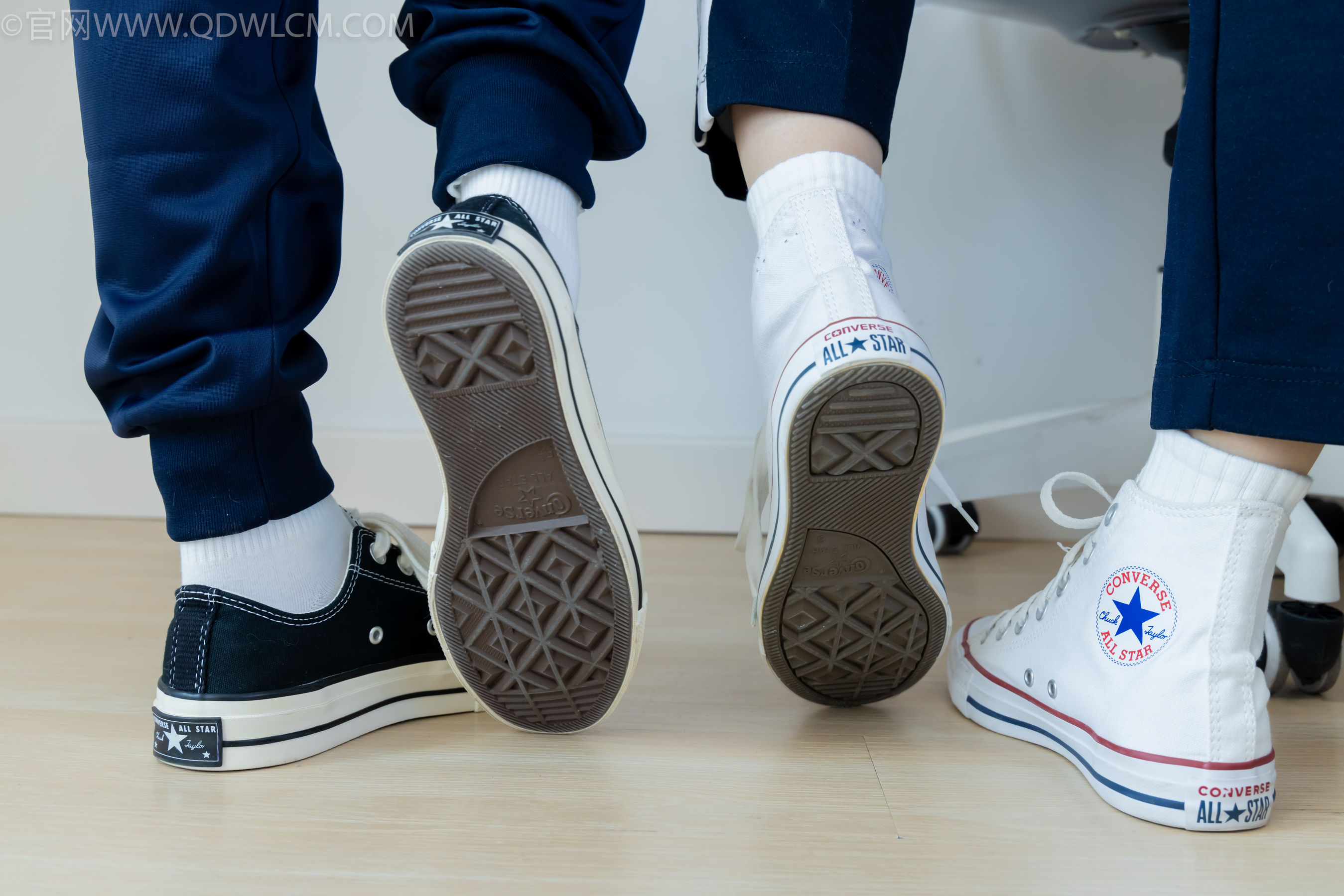 物恋传媒 No.2322 闪闪&青柠 - 帆布鞋、白棉袜、青柠薄肉丝、闪闪薄白丝/(168P)